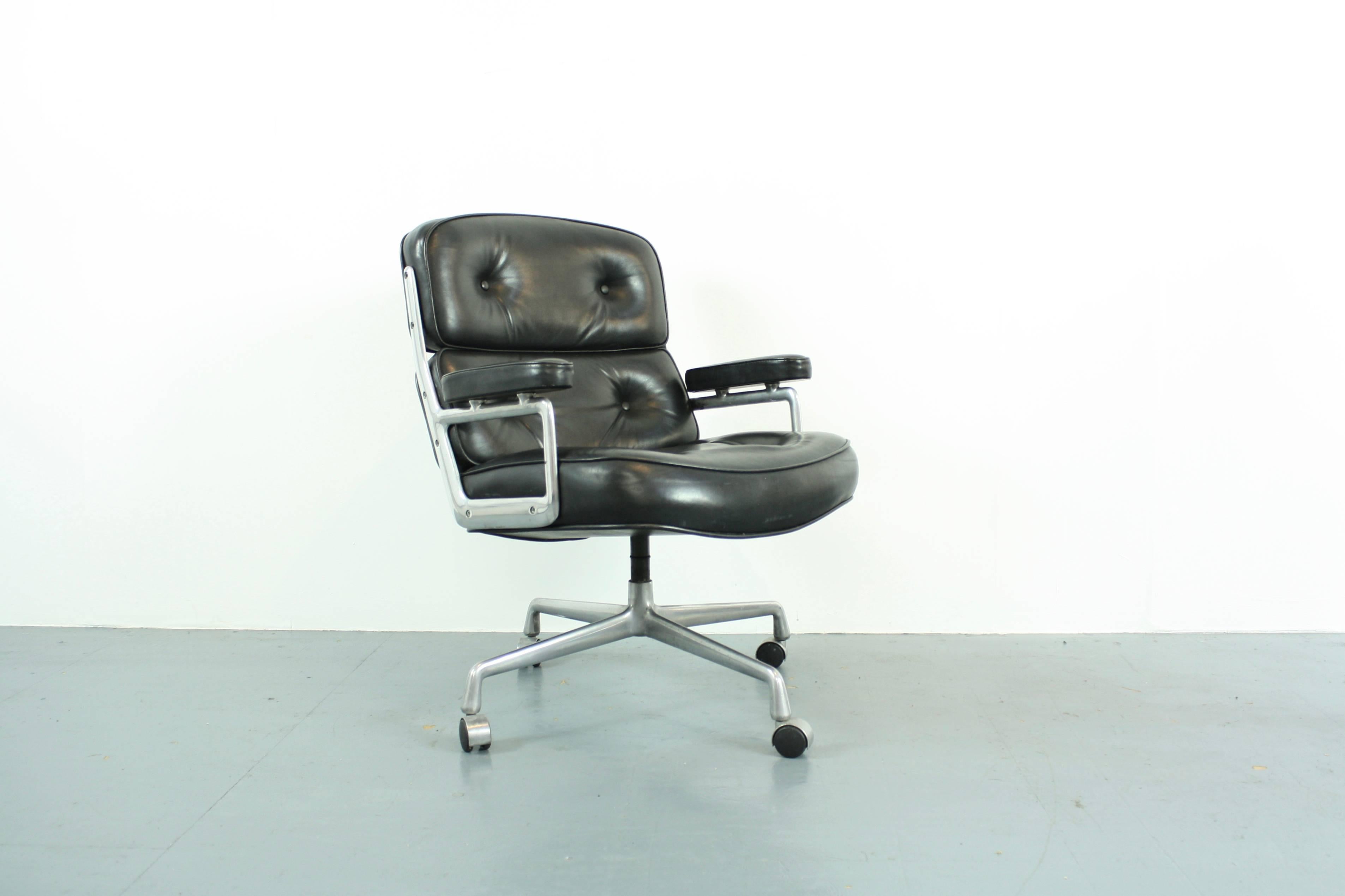 Vintage black leather Time-Life chair, designed by Eames at the request of his friend Henry Luce for the lobby of Luce's Time-Life building in 1960. With swivel action. 

Overall in very good vintage condition. Tan leather upholstery in good