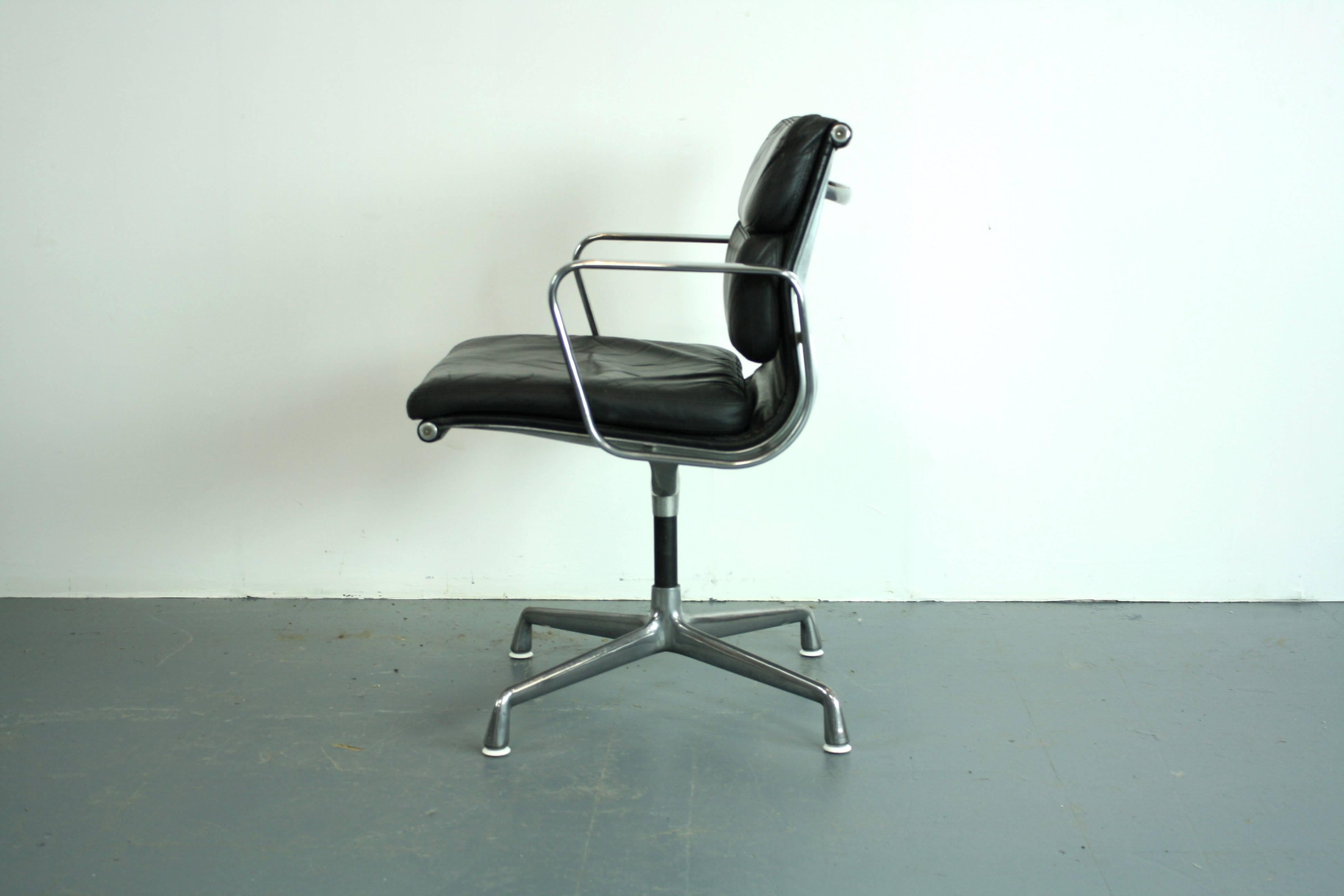 Vintage Black Leather Eames for Herman Miller Soft Pad Aluminium Group Chair  In Good Condition In Lewes, East Sussex