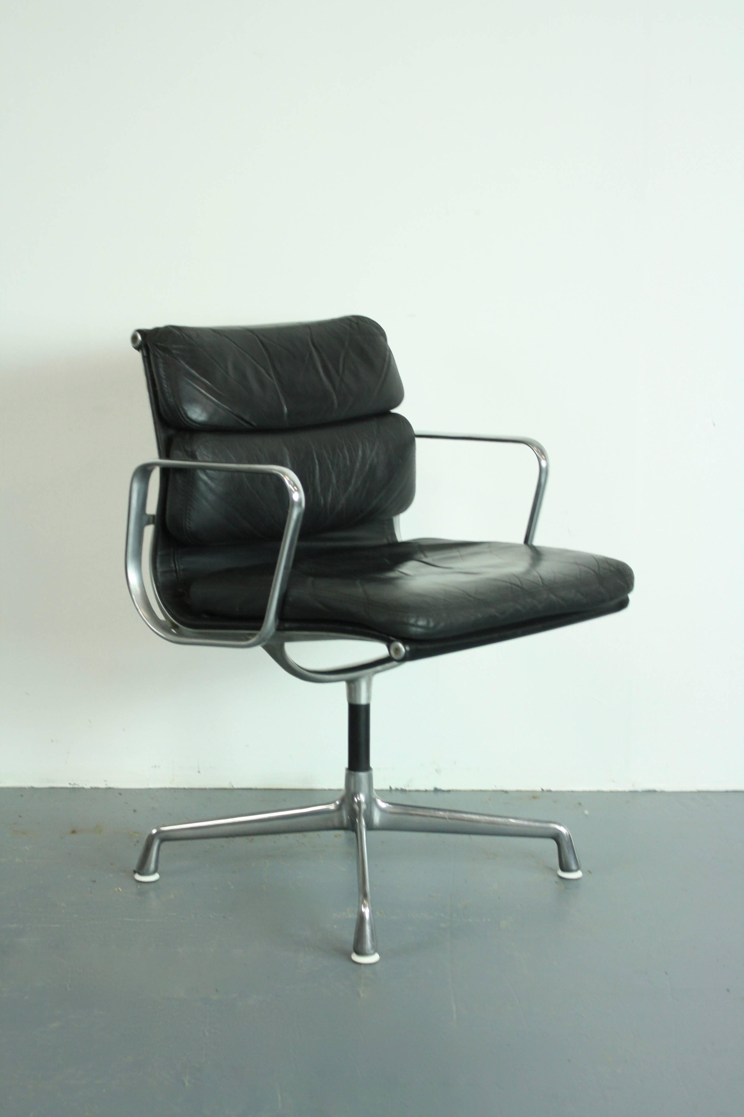 Lovely vintage black leather Soft Pad Aluminium Group chair designed by Charles and Ray Eames for Herman Miller in the 1960s. This is an early 70s model.

In good vintage condition. There is some age-related wear to the leather but nothing serious