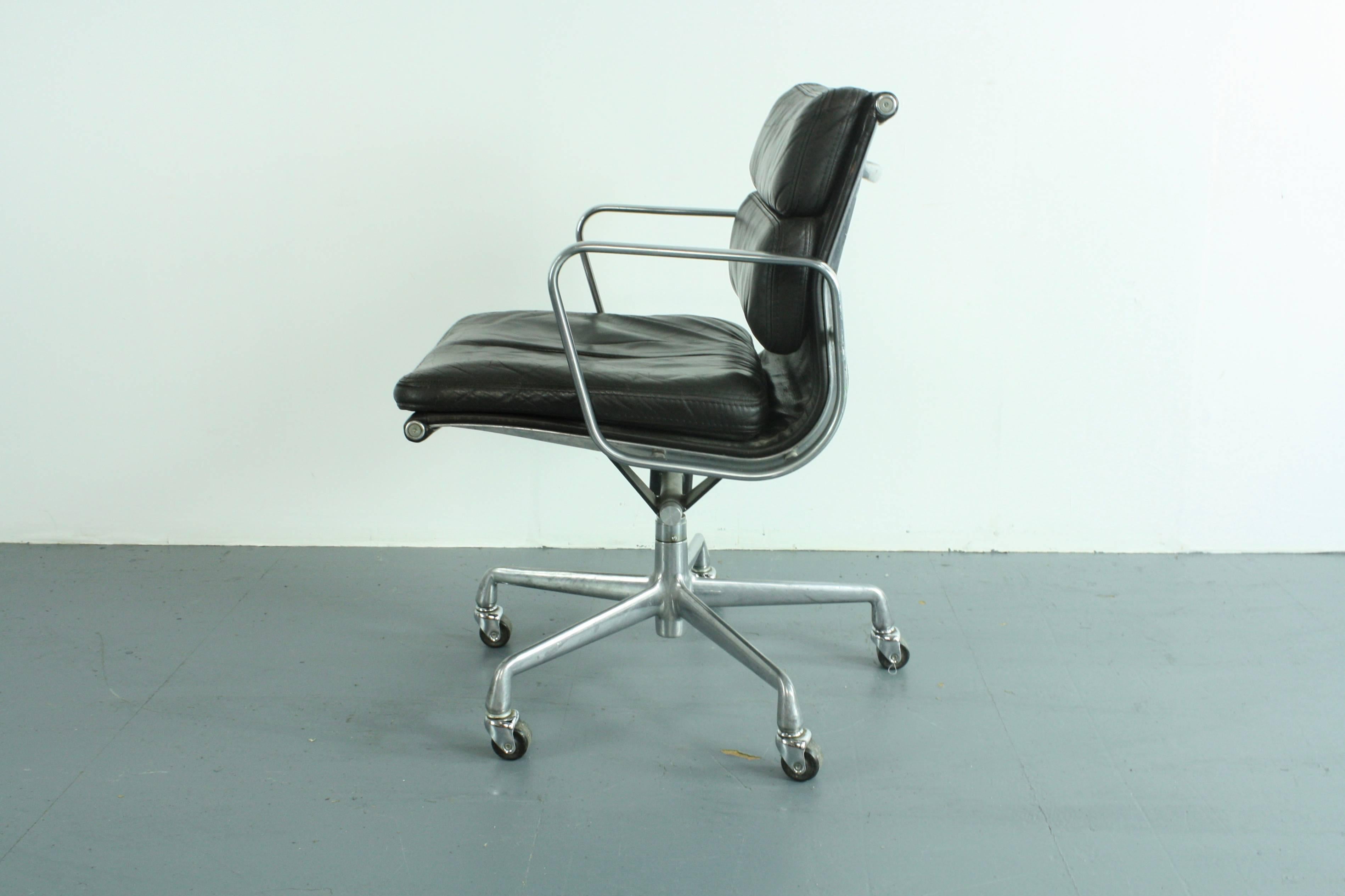 Vintage Dark Brown Leather Eames Herman Miller Soft Pad Aluminium Group Chair In Good Condition In Lewes, East Sussex