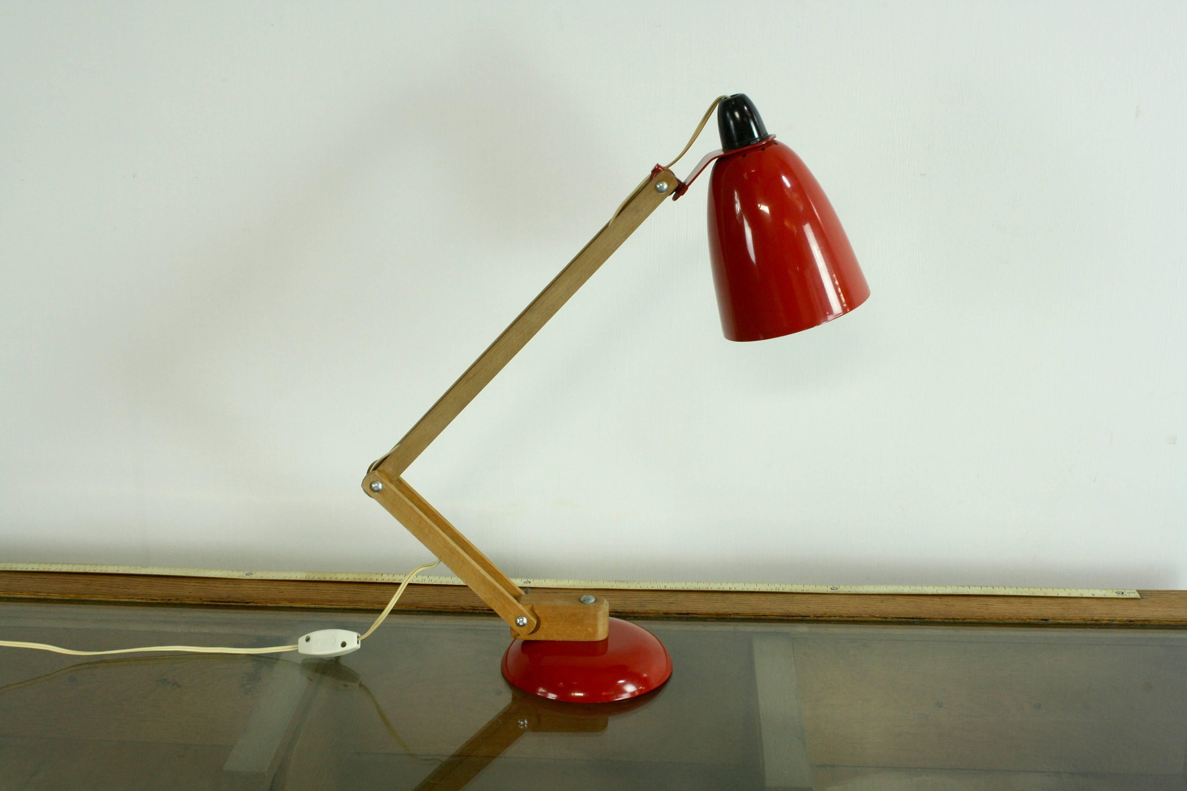 Vintage all original Maclamp desk or table lamp in red with wooden arms. This is a particularly good example, a real museum piece!

Designed by Terence Conran for Habitat in the 1950s, this lamp is an icon of the 1950s-1960s period.

In very