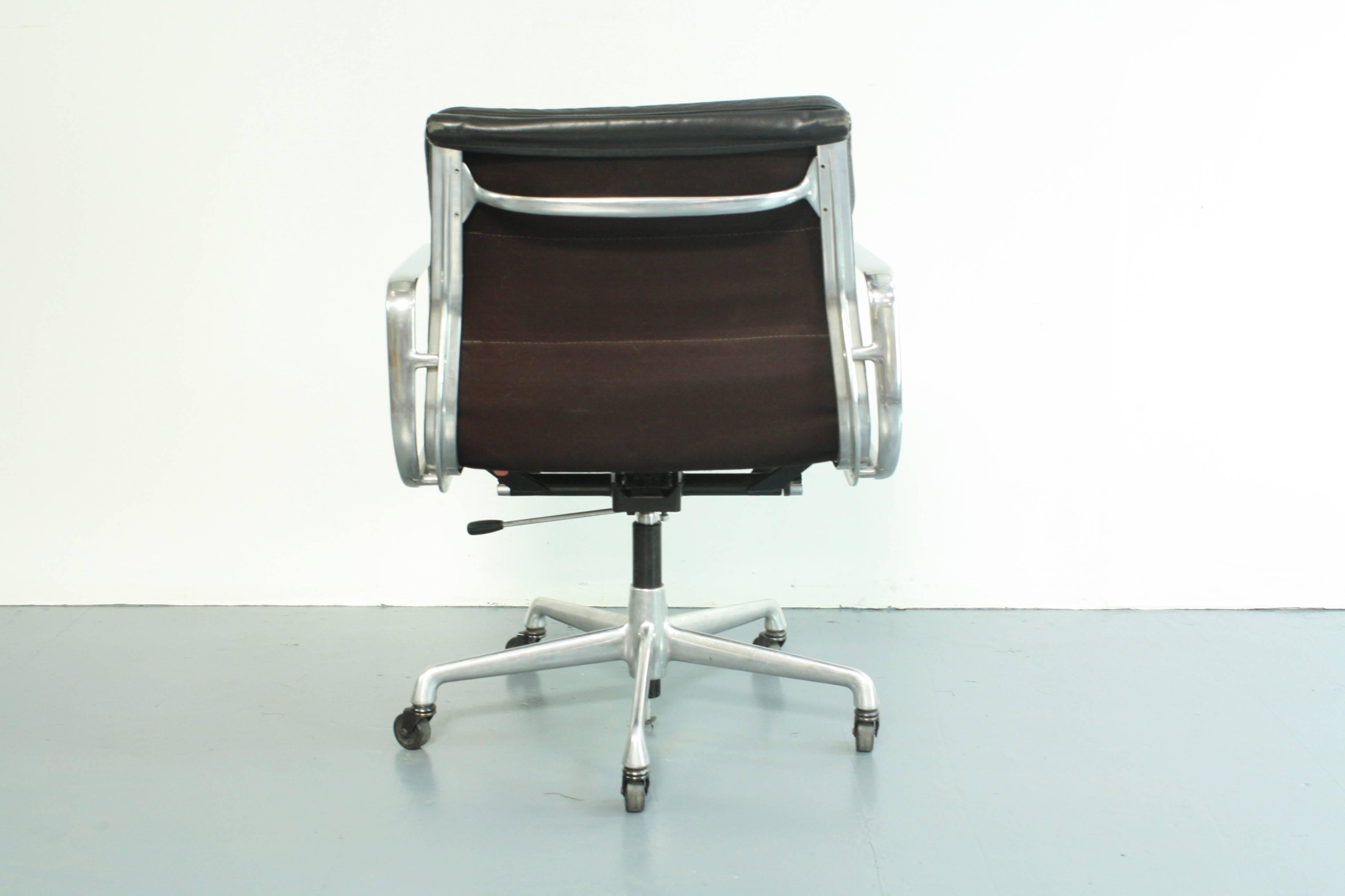 Vintage Black Leather Soft Pad Aluminium Group Chair by Charles & Ray Eames In Good Condition In Lewes, East Sussex