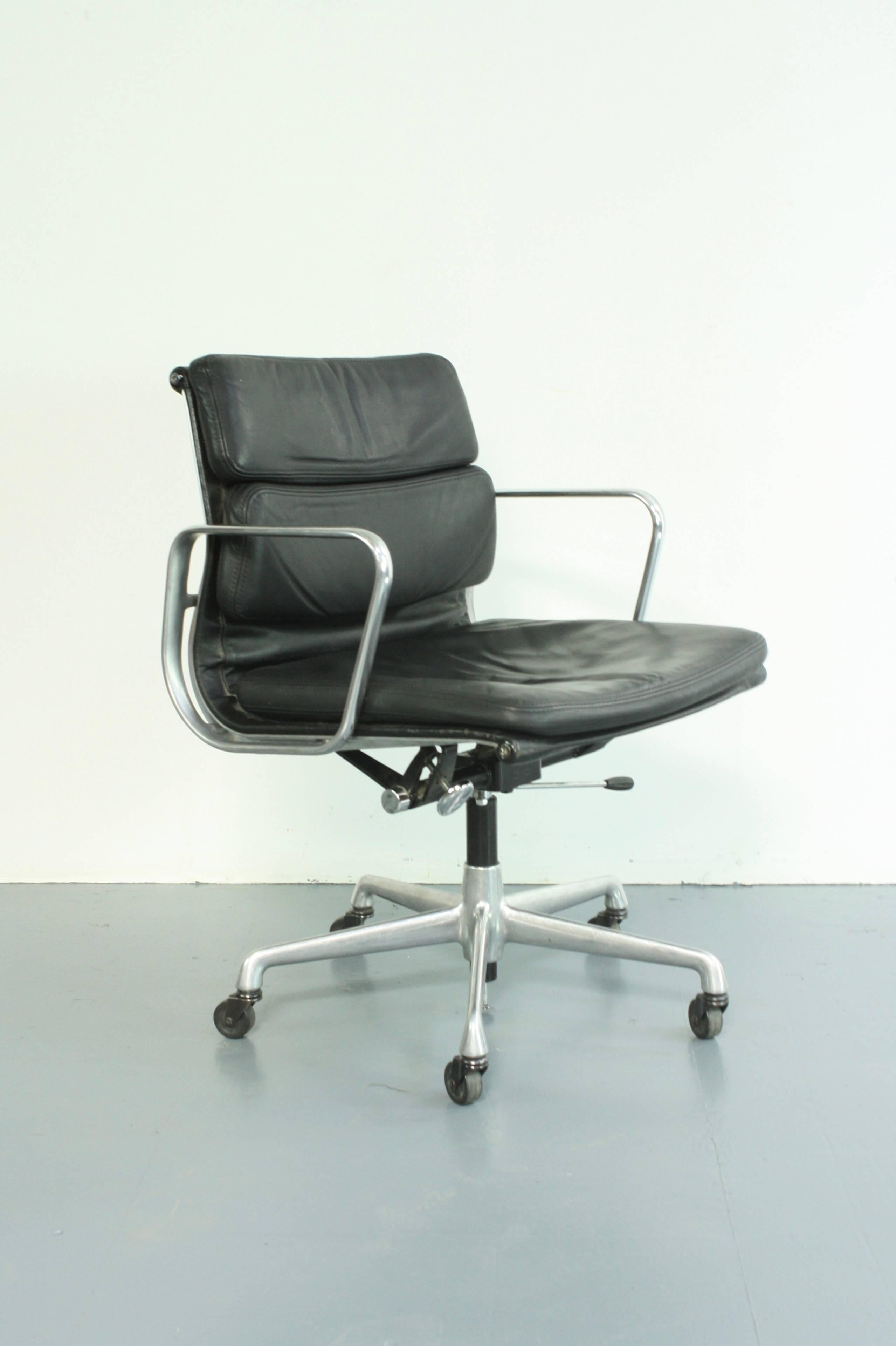 Beautiful vintage black leather Soft Pad Aluminium Group chair designed by Charles and Ray Eames for Herman Miller in the 1960s. 

In good vintage condition. There is some age-related wear to the leather but nothing serious or specific to mention.