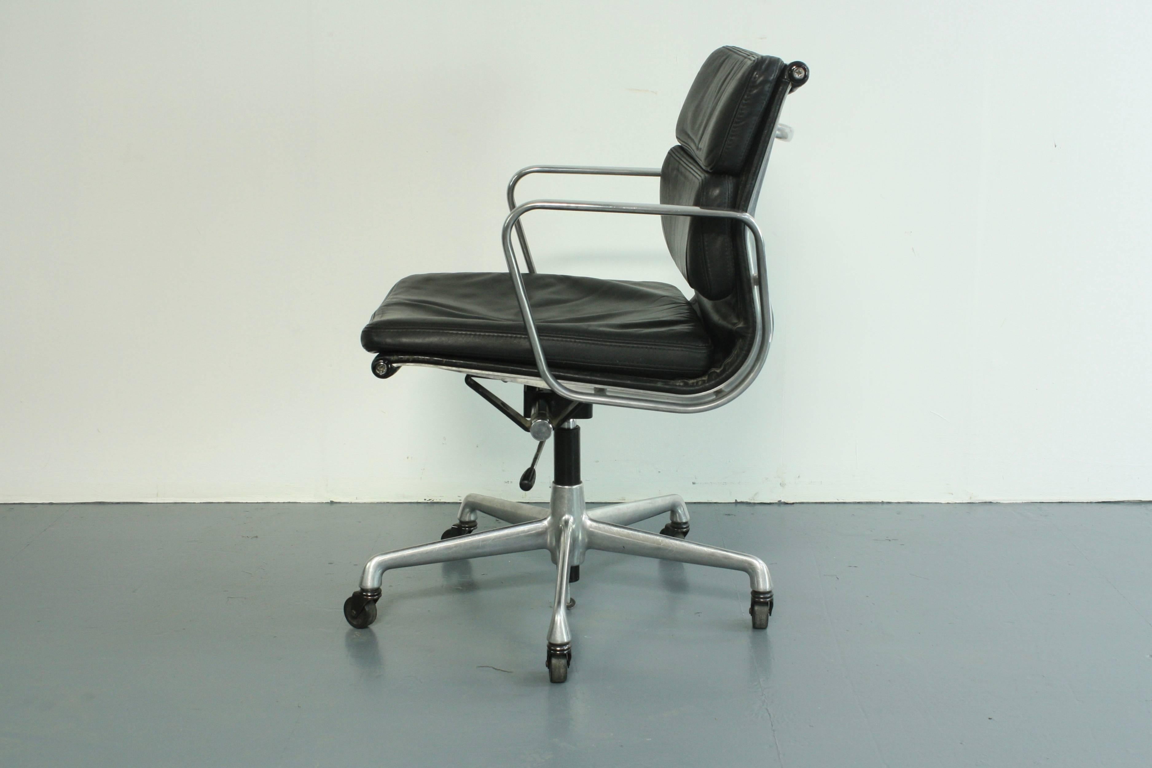 eames soft pad management chair vintage