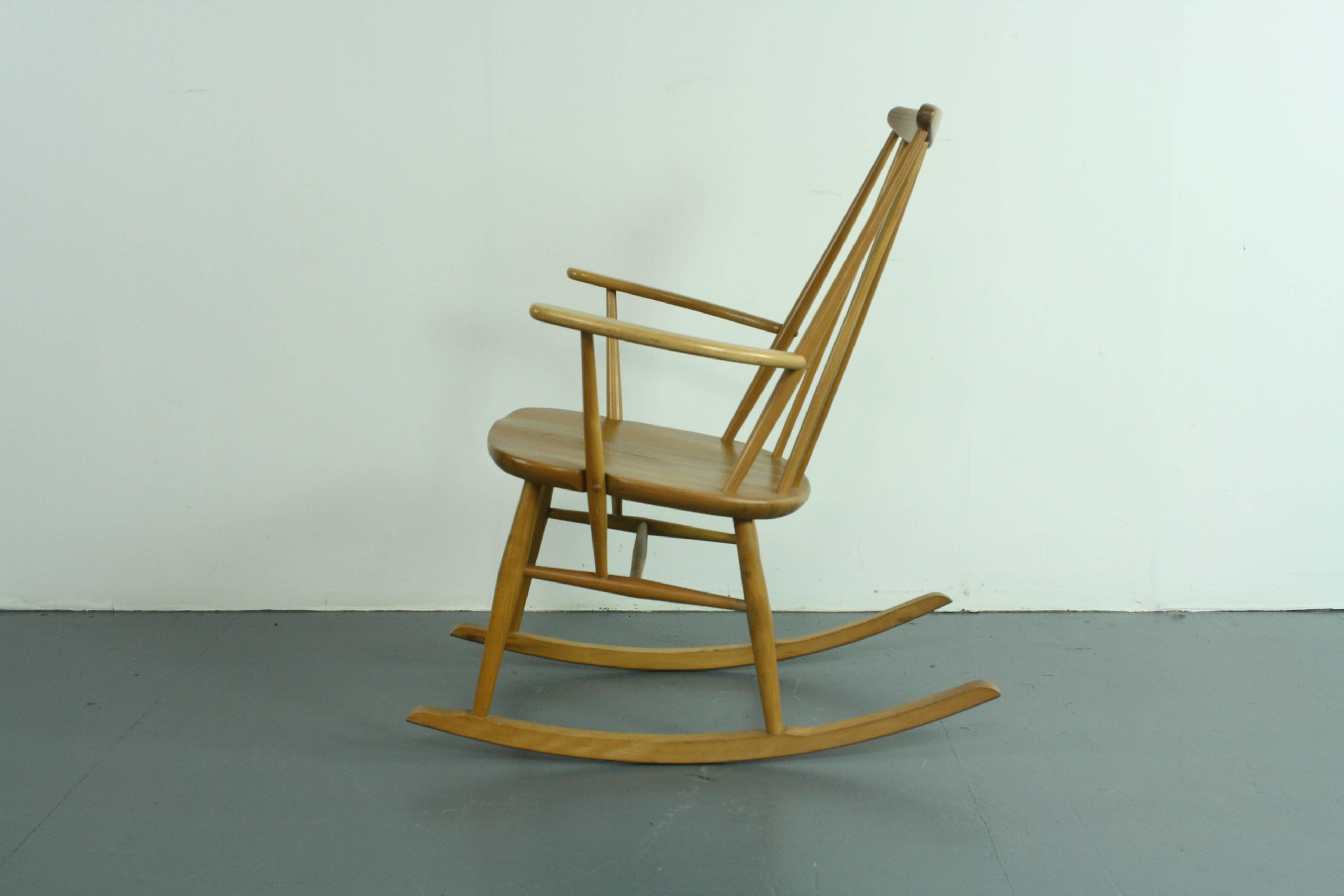 Vintage Midcentury Ercol Rocking Chair In Good Condition For Sale In Lewes, East Sussex