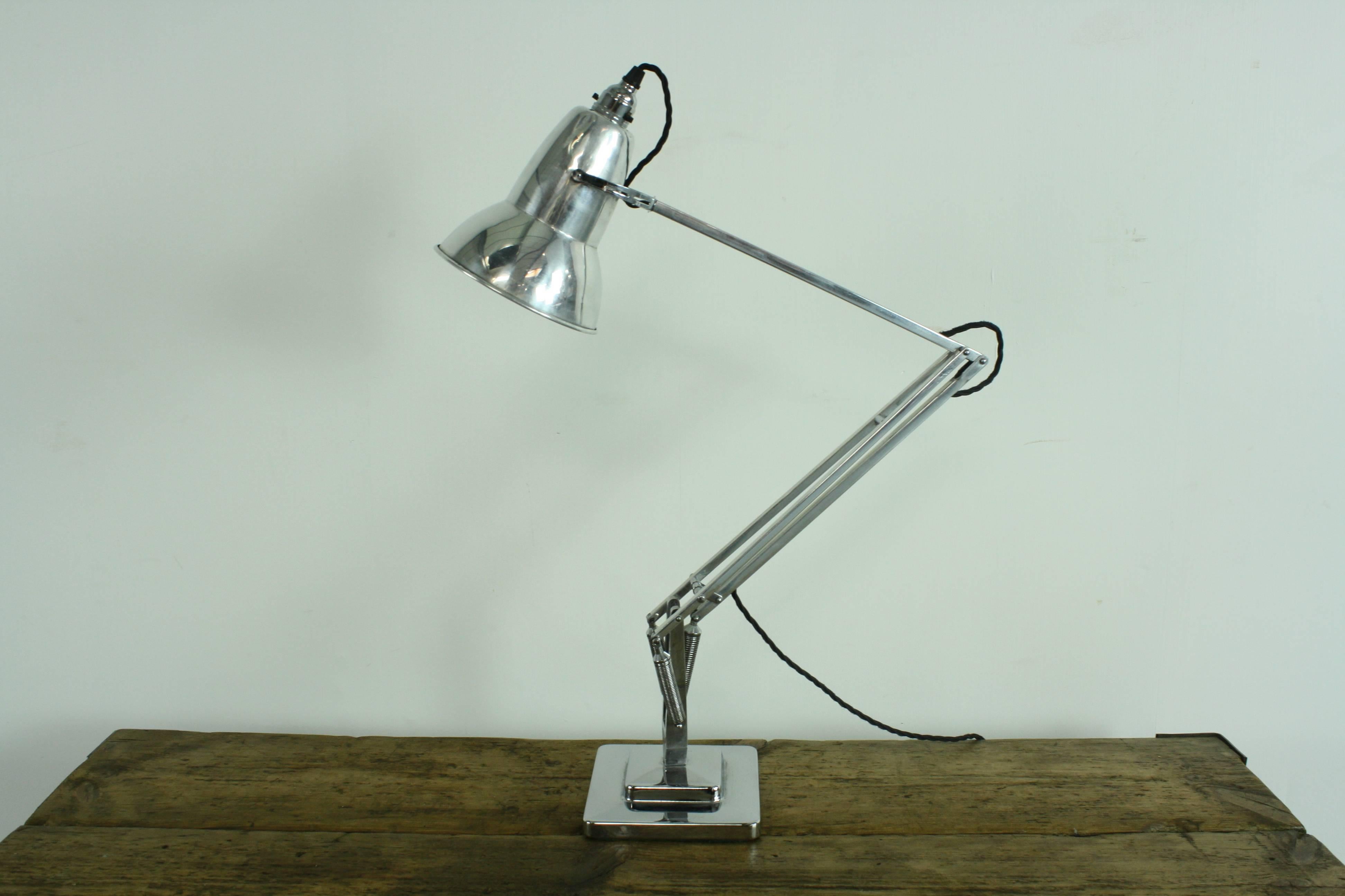 Designed by George Carwardine for Herbert Terry & Sons and made in Redditch, England, this is a lovely example of an original 1930s designed Herbert Terry Anglepoise.

With a roll-edge shade, two-stepped base and adjustable springs. 

It has