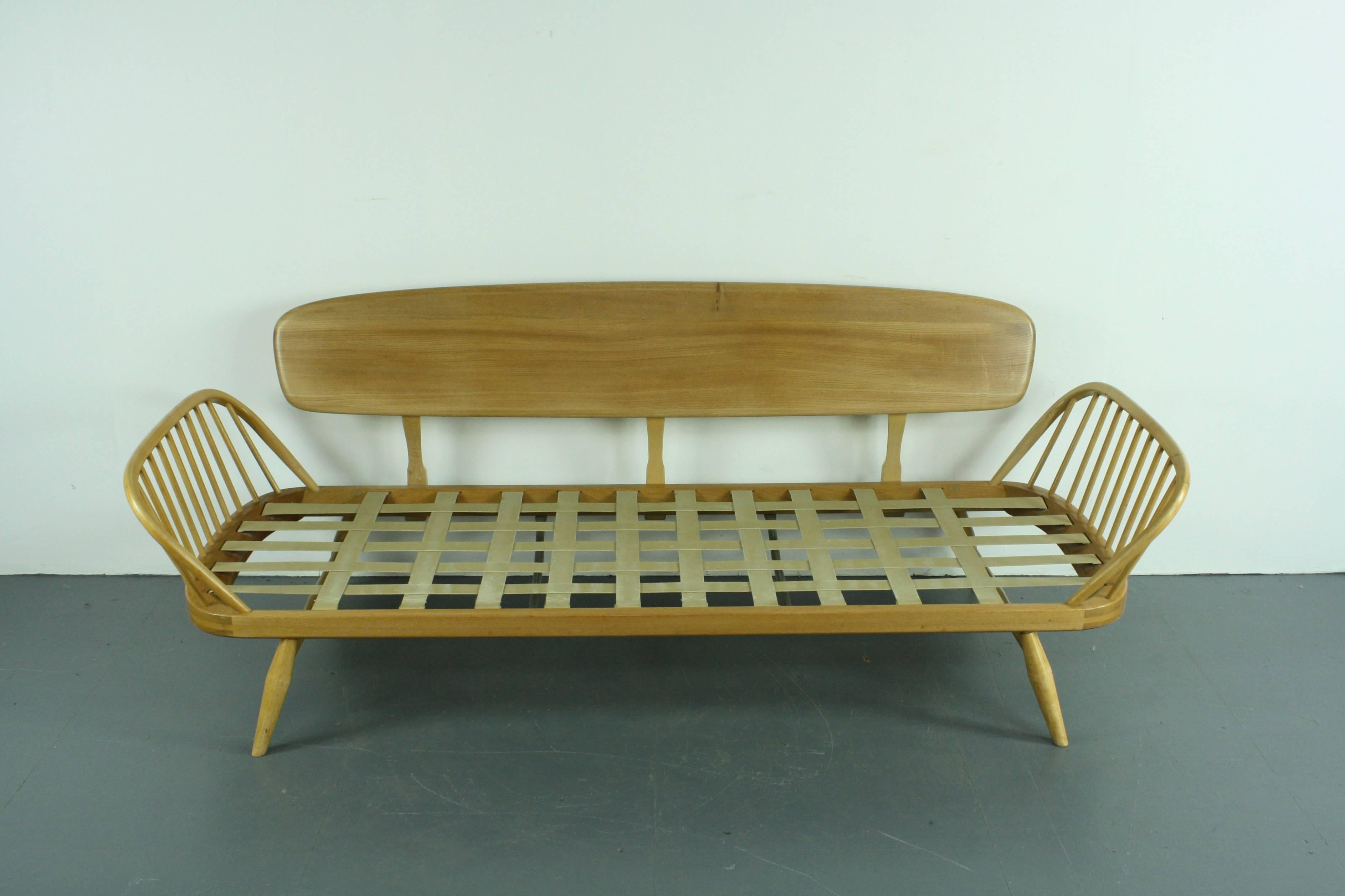 Vintage Midcentury British Ercol 355 Studio Couch or Sofa Bed In Good Condition In Lewes, East Sussex