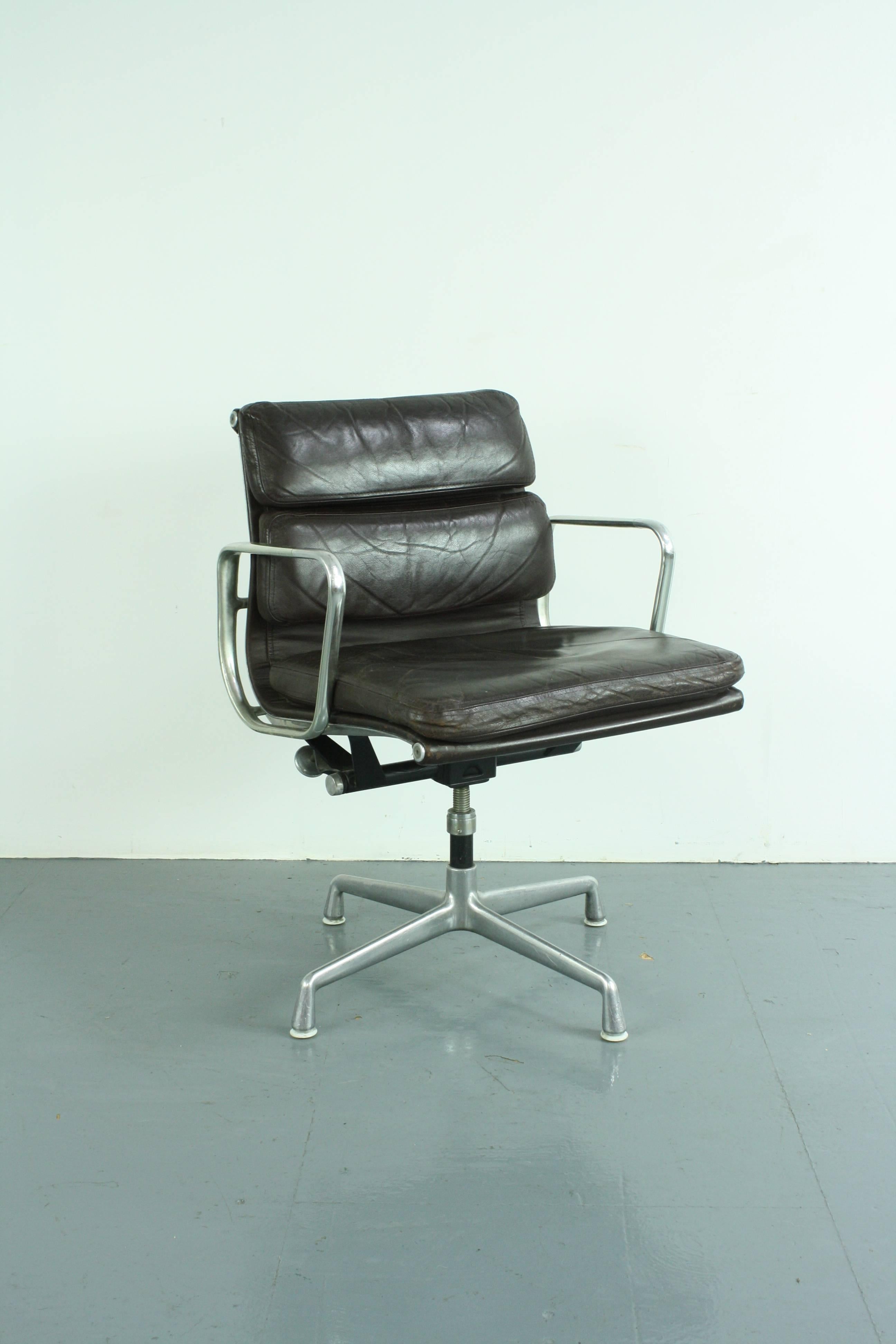 Beautiful vintage dark brown leather soft pad aluminium group chair designed by Charles and Ray Eames for Herman Miller in the 1960s.
In very good vintage condition. There is some age-related wear to the leather but nothing serious or specific to