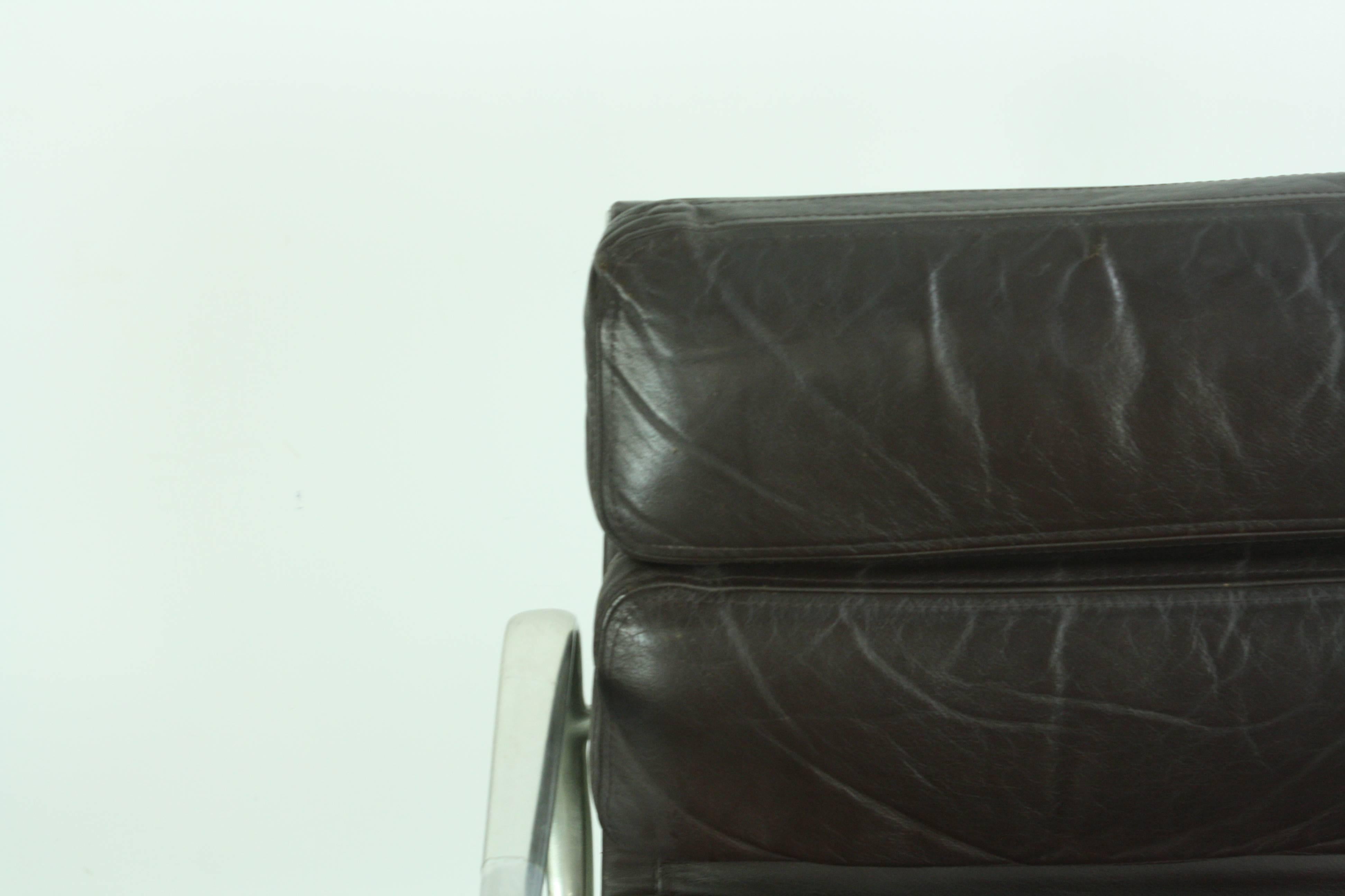 Eames Herman Miller Dark Brown Leather Soft Pad Group Chair In Good Condition For Sale In Lewes, East Sussex