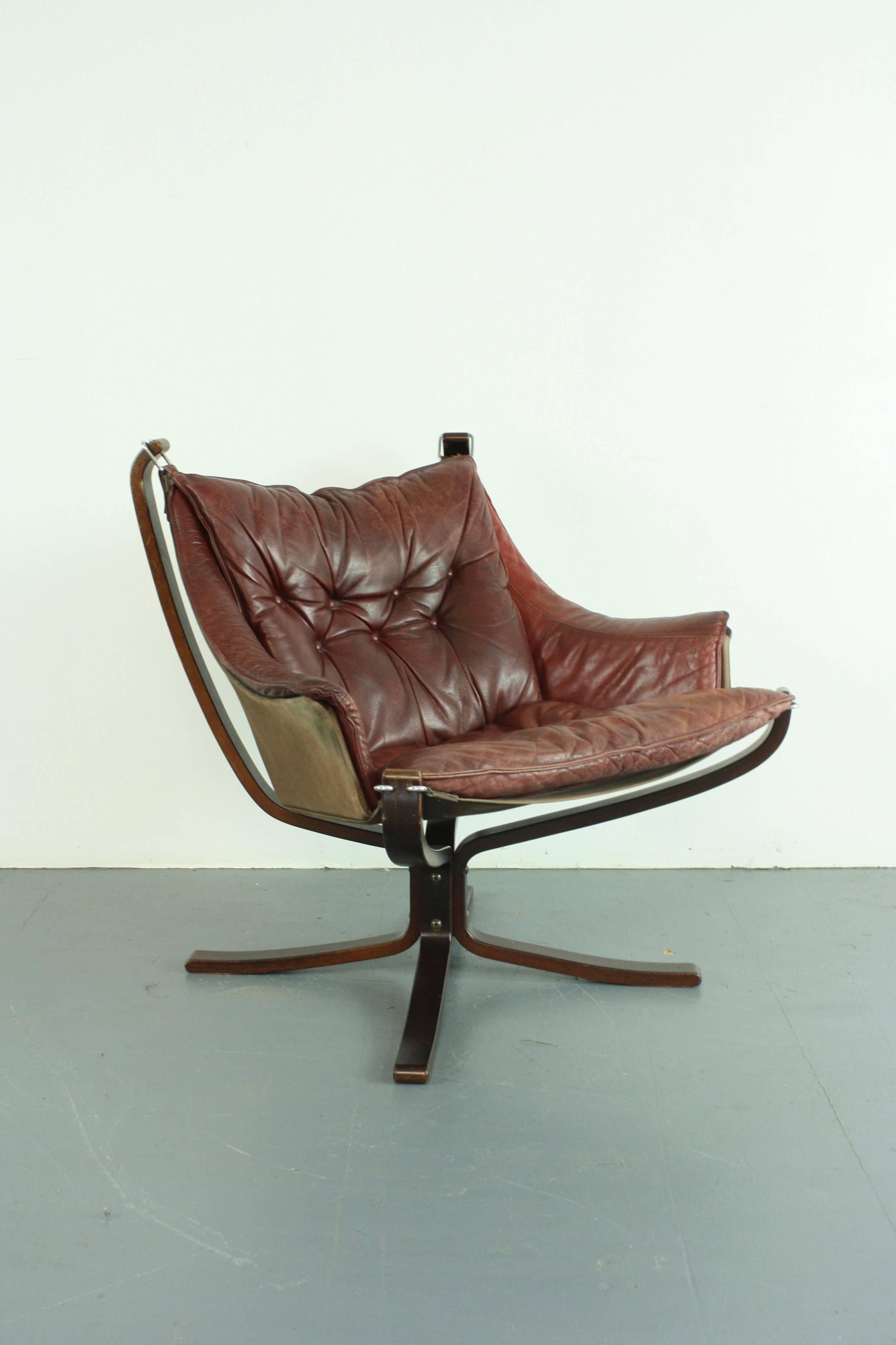 Rare low back winged chestnut brown leather Falcon chair designed by Sigurd Resell and made by Vatne Mobler of Norway in the 1960s-1970s.

The leather is in very good condition for its age with no rips or tears; there is some age-related wear but