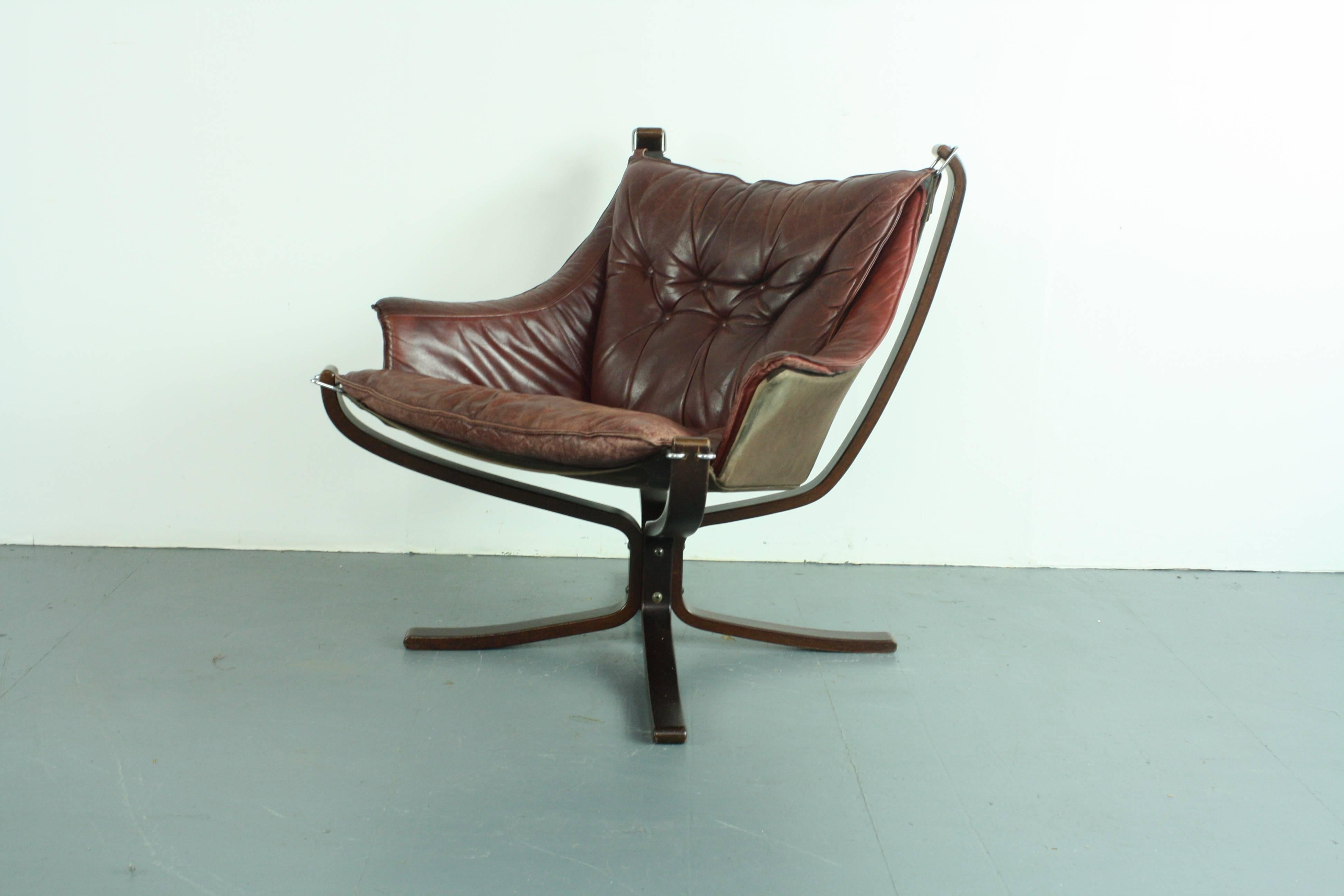 Low Back Winged Chestnut Brown Leather Falcon Chair Designed by Sigurd Resell In Good Condition For Sale In Lewes, East Sussex
