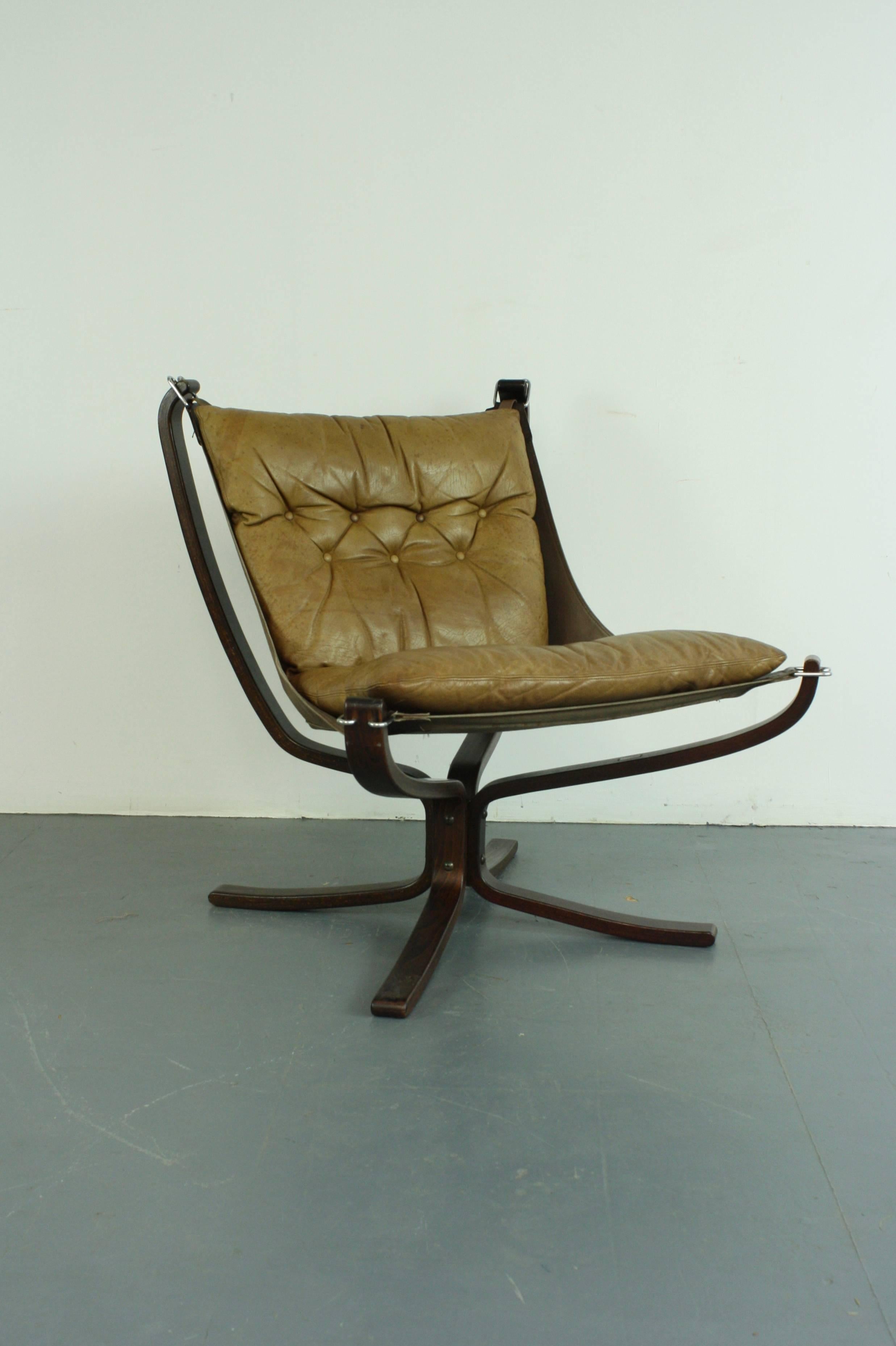 Lovely low back camel leather Falcon chair designed by the Norwegian designer, Sigurd Resell, in the 1970s. With rosewood base which is an X-shape. 

In good vintage condition. The leather is in good condition for its age with no rips or tears -