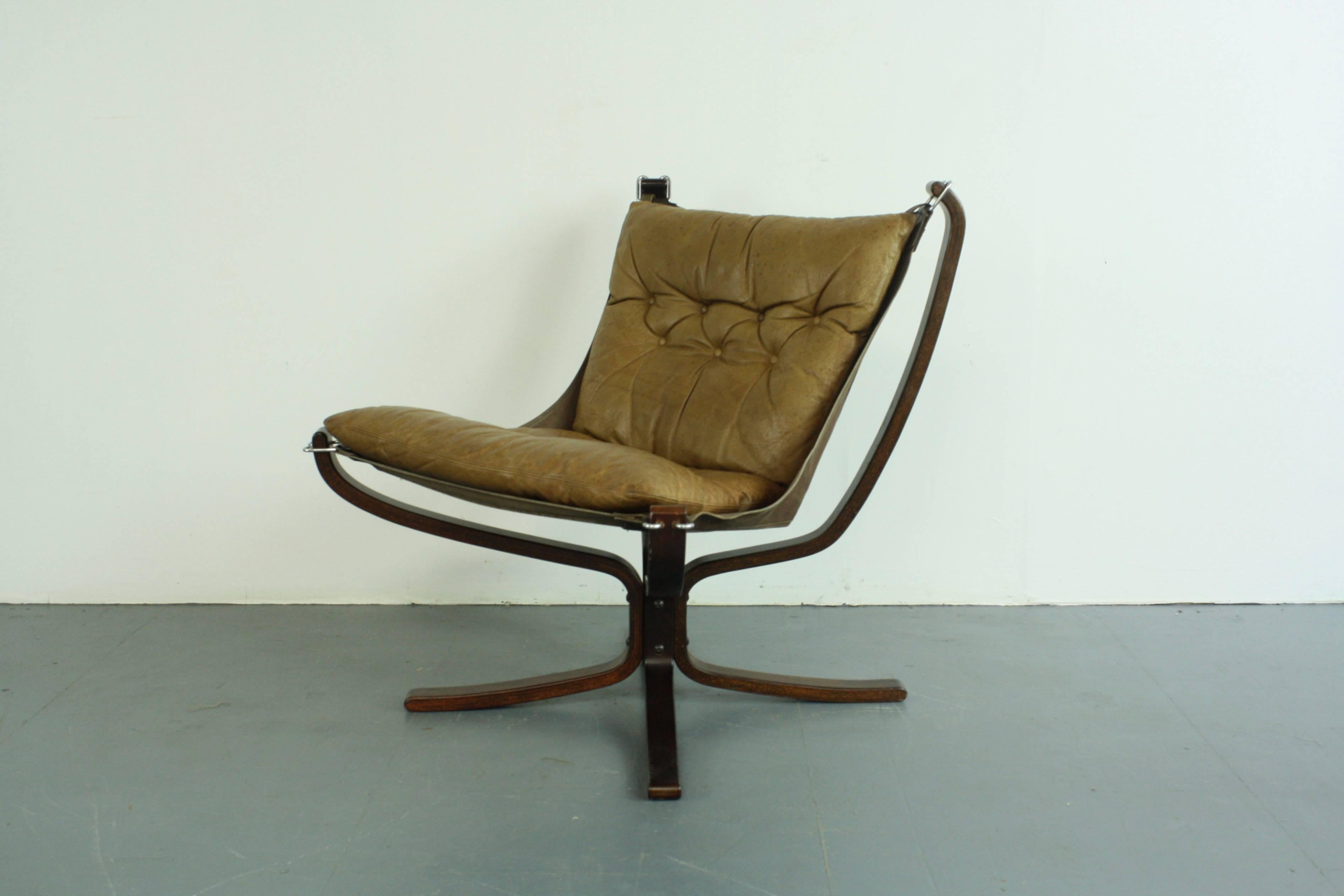 20th Century 1970s Low Back Leather and Rosewood Falcon Chair Designed by Sigurd Resell For Sale