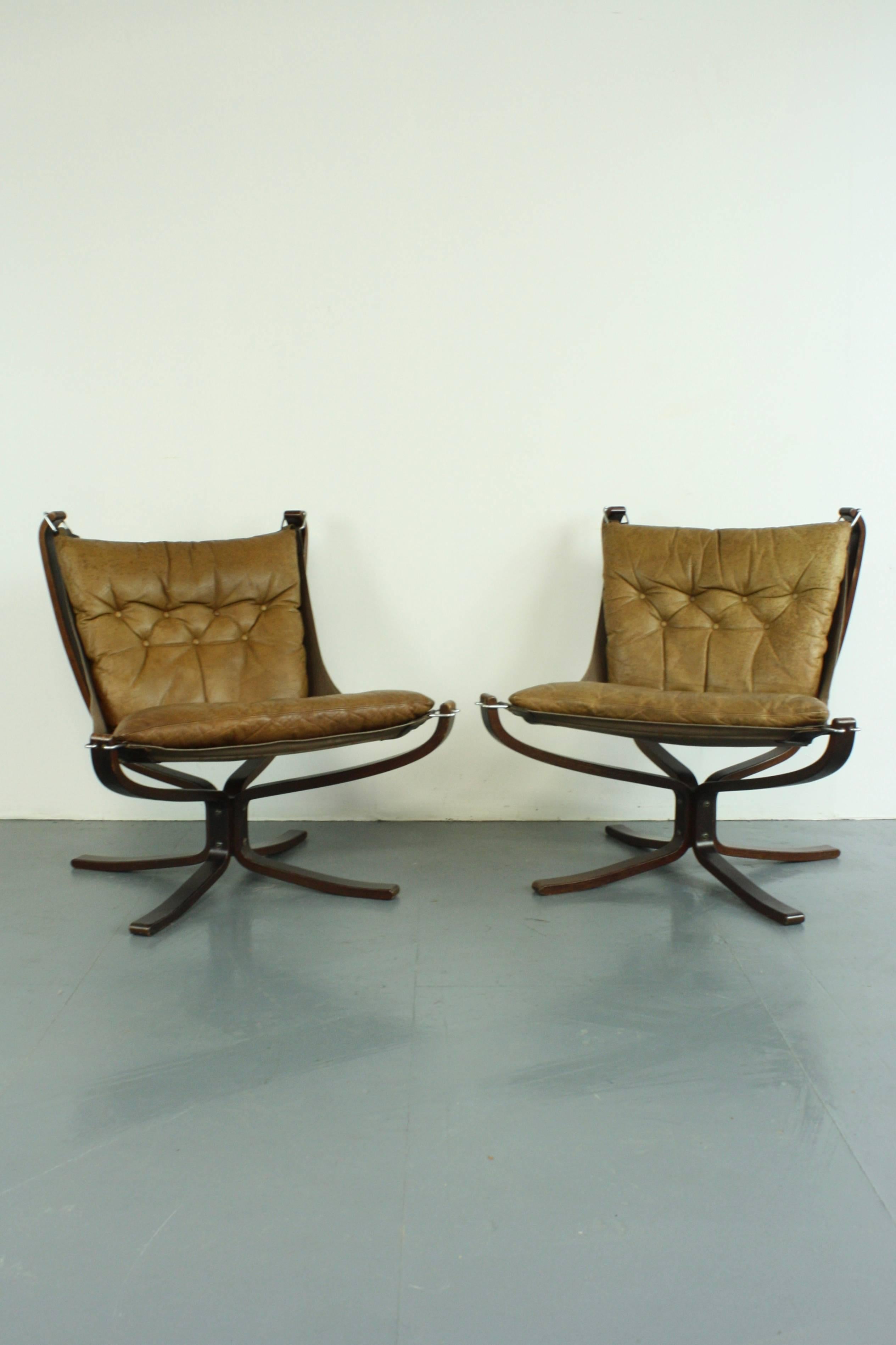 Lovely pair of low back camel leather Falcon chairs designed by the Norwegian designer, Sigurd Resell, in the 1970s. With rosewood base which is an X-shape.

In good vintage condition. The leather is in good condition for its age with no rips or