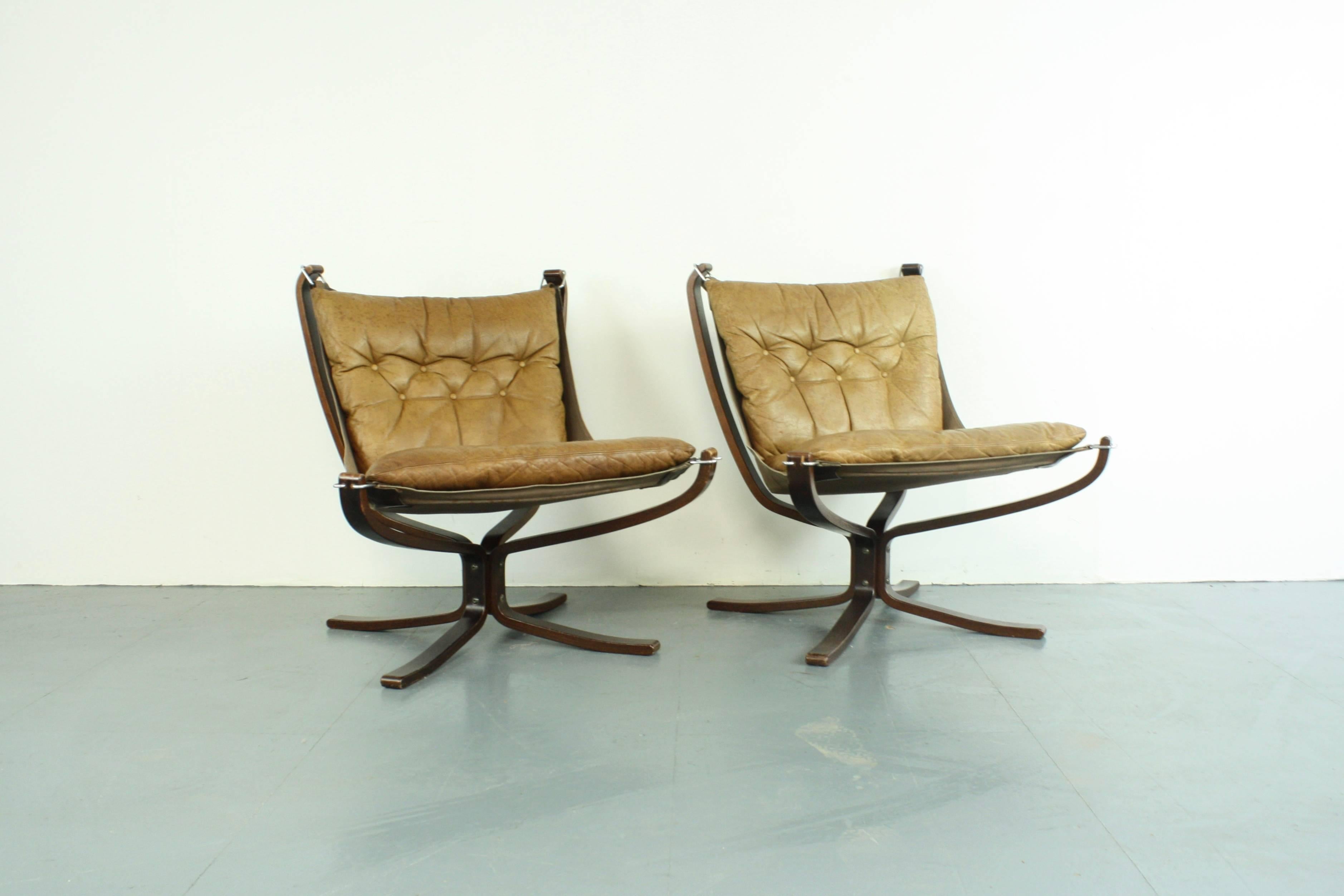 Pair of Vintage Low Back Camel Leather Falcon Chairs Designed by Sigurd Resell In Good Condition For Sale In Lewes, East Sussex
