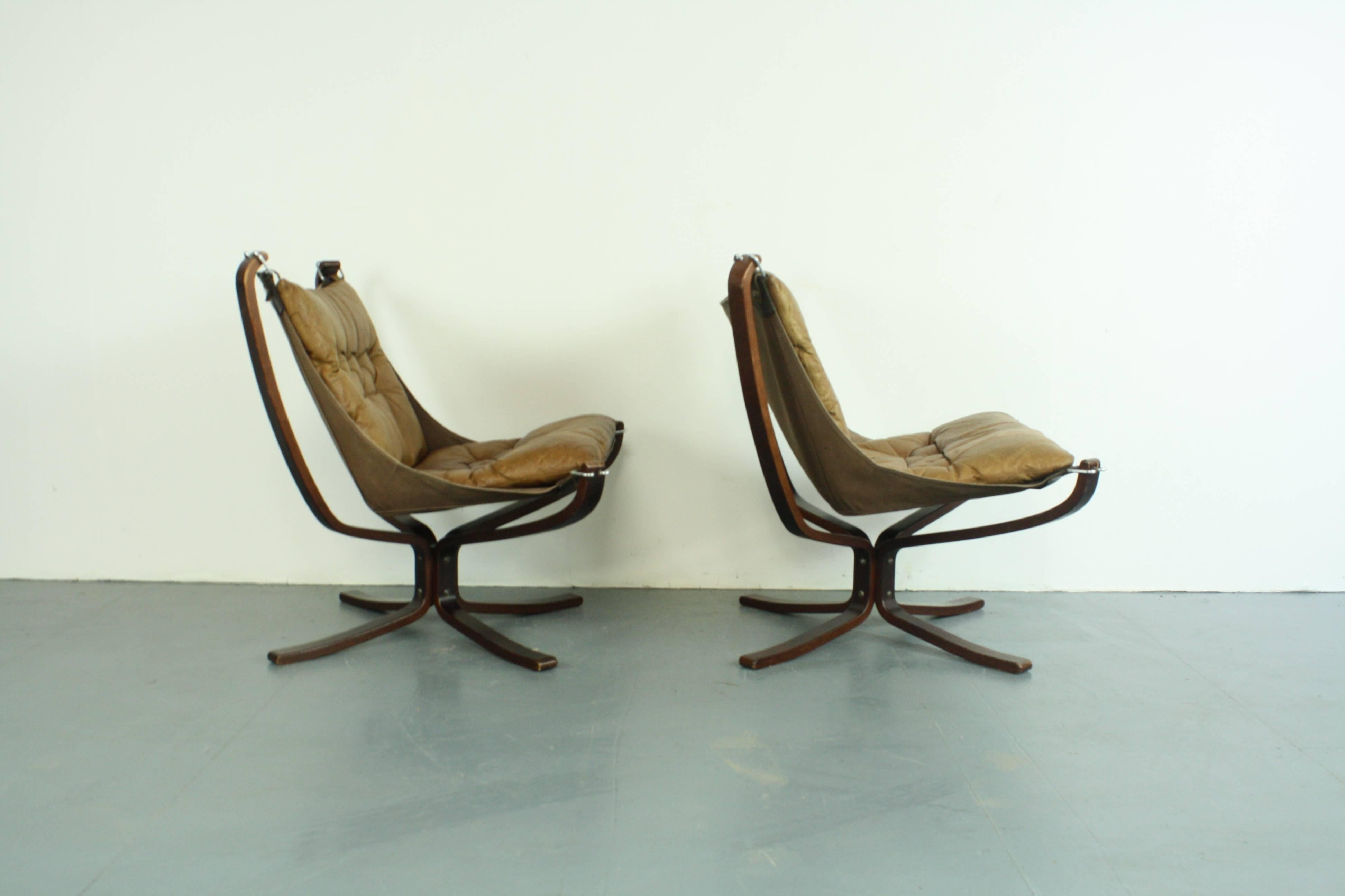 20th Century Pair of Vintage Low Back Camel Leather Falcon Chairs Designed by Sigurd Resell For Sale