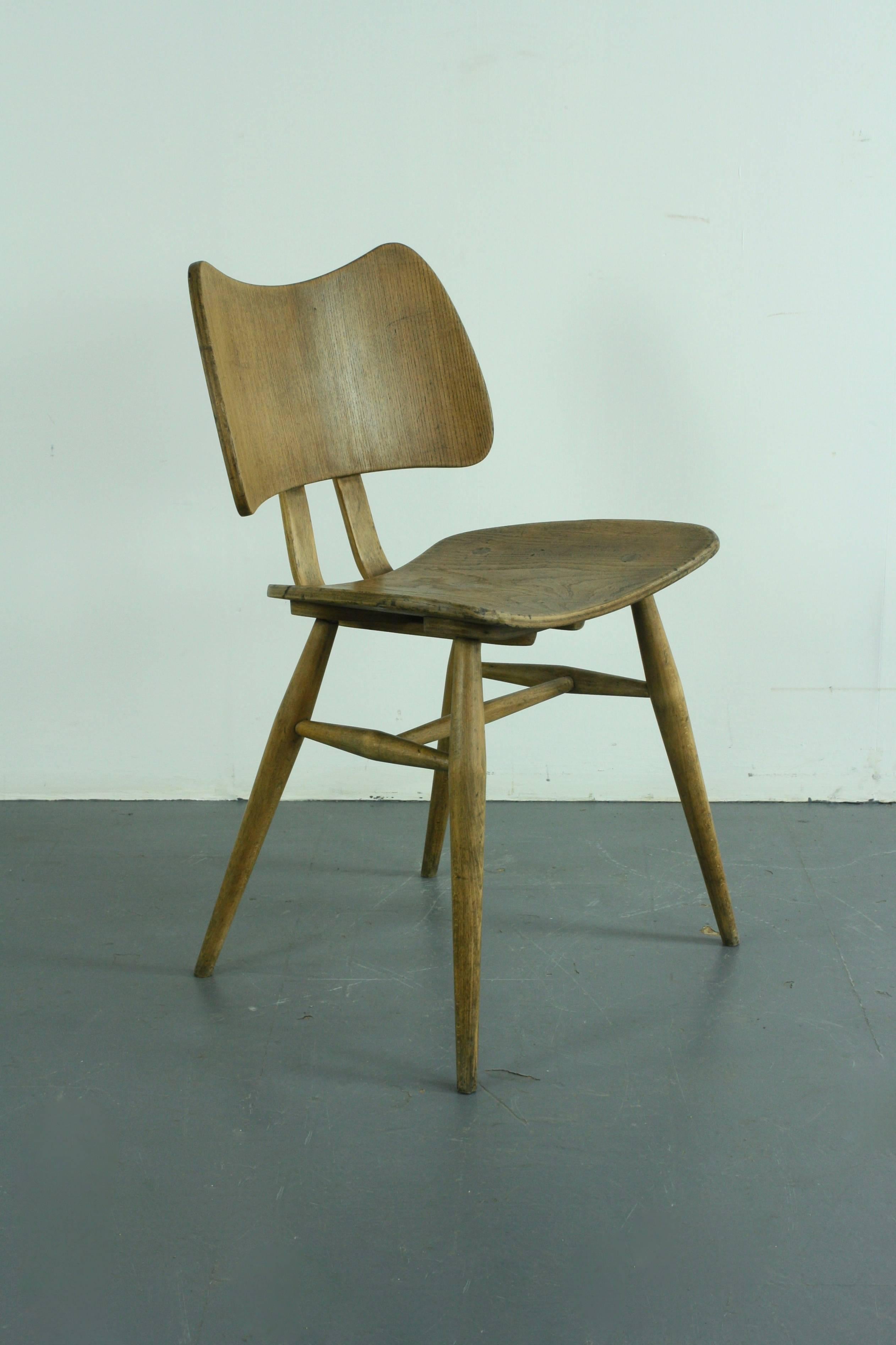 Lovely vintage Ercol butterfly chair made of elm veneered ply with a bent elm frame and slender turned legs. 

In good vintage condition; some signs of wear and tear, commensurate with age, but nothing which detracts. 

Approx