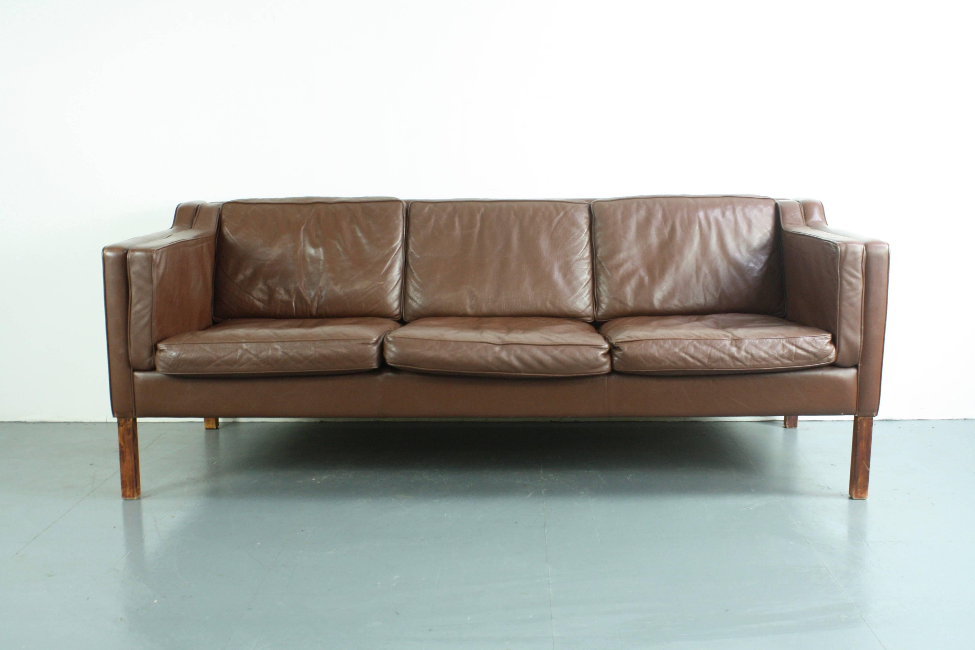 Lovely dark brown leather Mogensen style 1970s three-seat Danish sofa.

Detachable seat cushions. 

Approx dimensions:

Length 196cm

Depth 85cm

Height 73cm

Seat height 43cm.

In good vintage condition; some age-related wear, but
