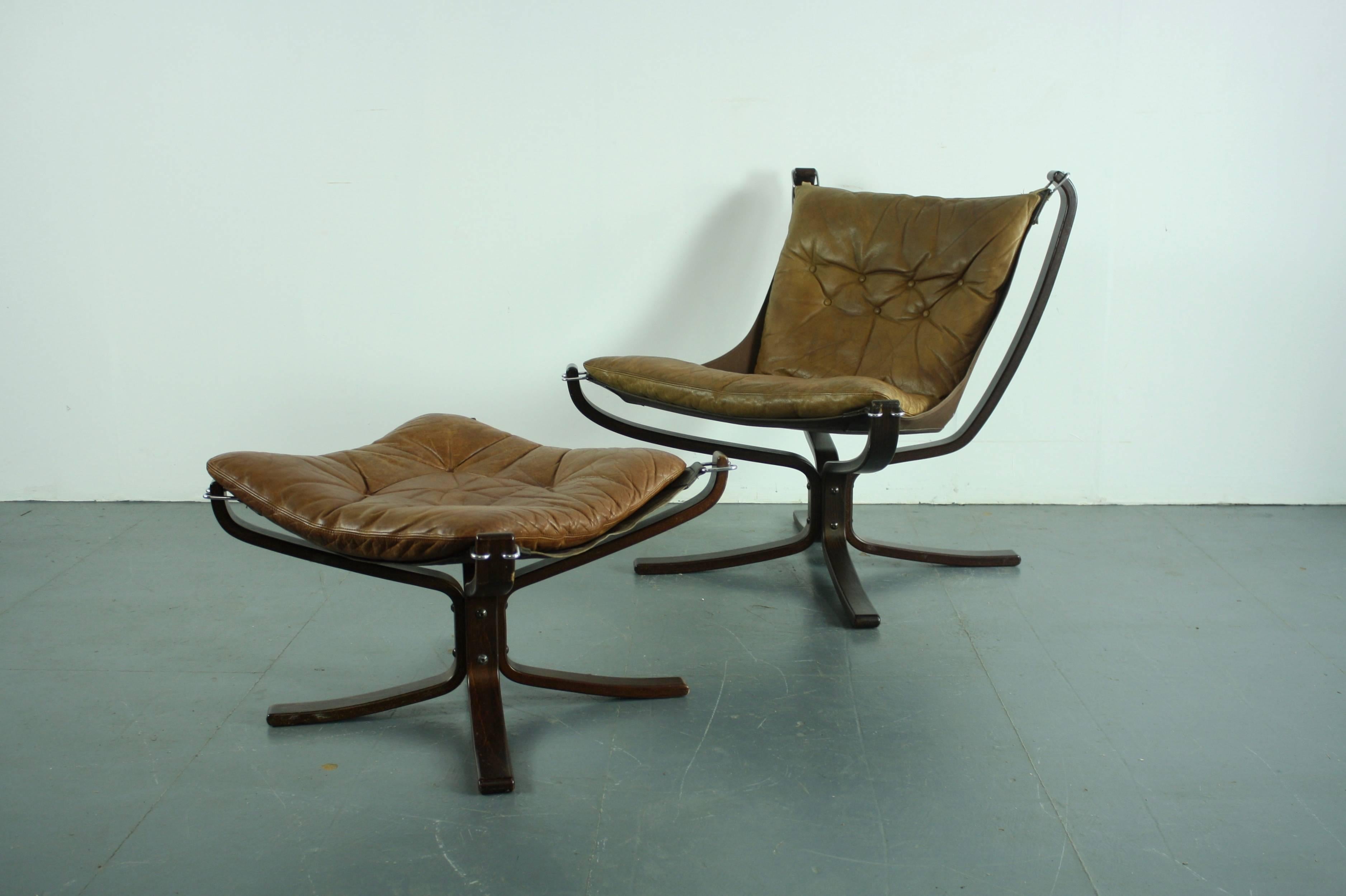 Vintage 1970s Low Back Camel Leather Falcon Chair and Ottoman by Sigurd Resell In Good Condition For Sale In Lewes, East Sussex