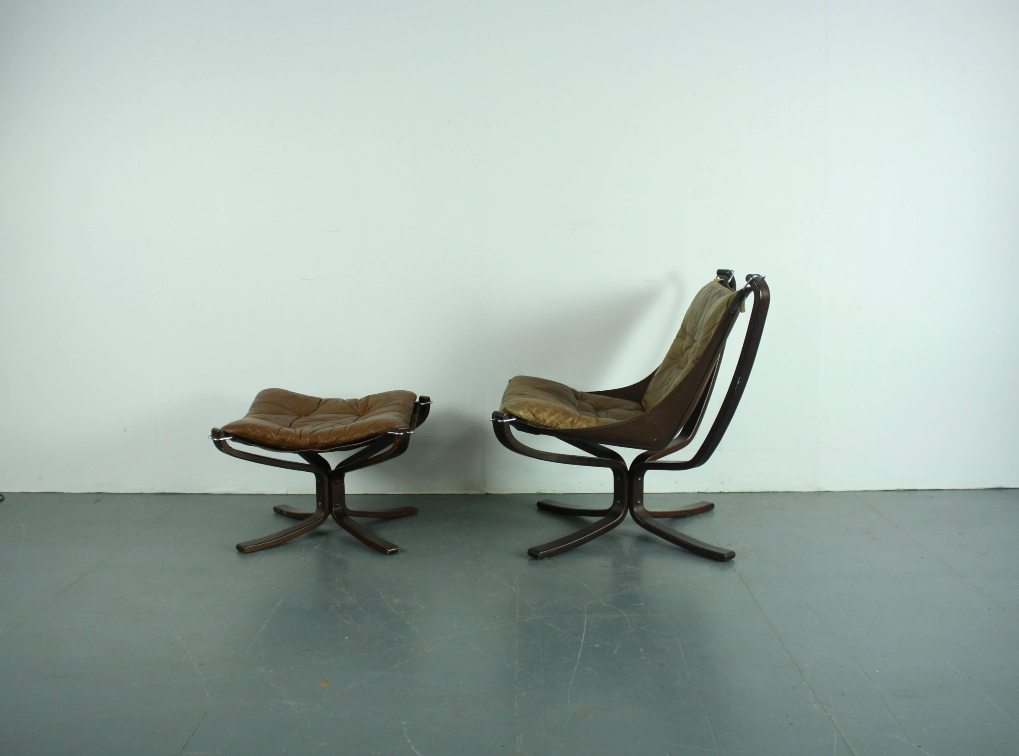 20th Century Vintage 1970s Low Back Camel Leather Falcon Chair and Ottoman by Sigurd Resell For Sale