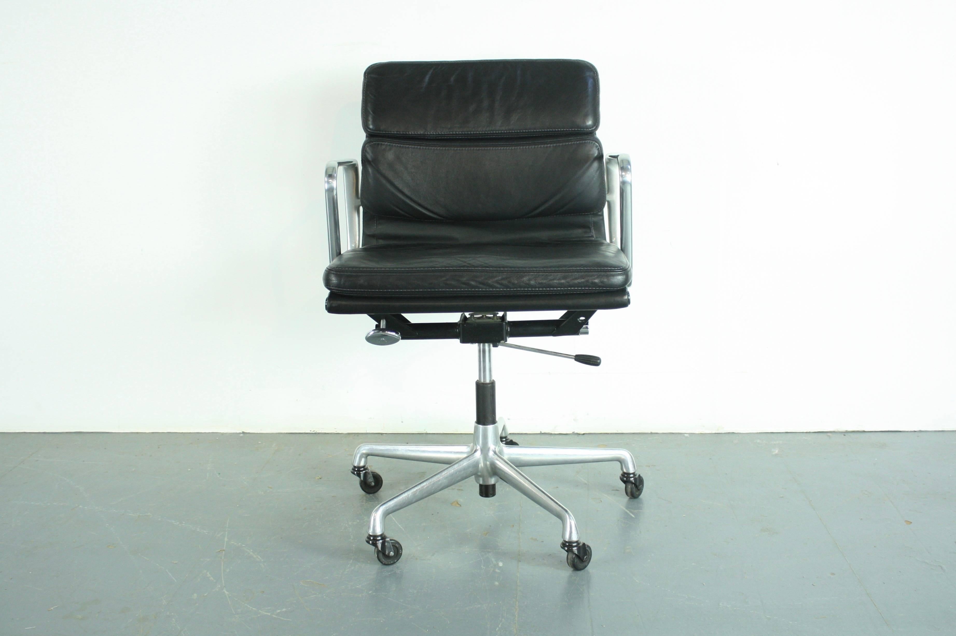 American Vintage Black Leather Soft Pad Aluminium Group Chair by Charles & Ray Eames For Sale