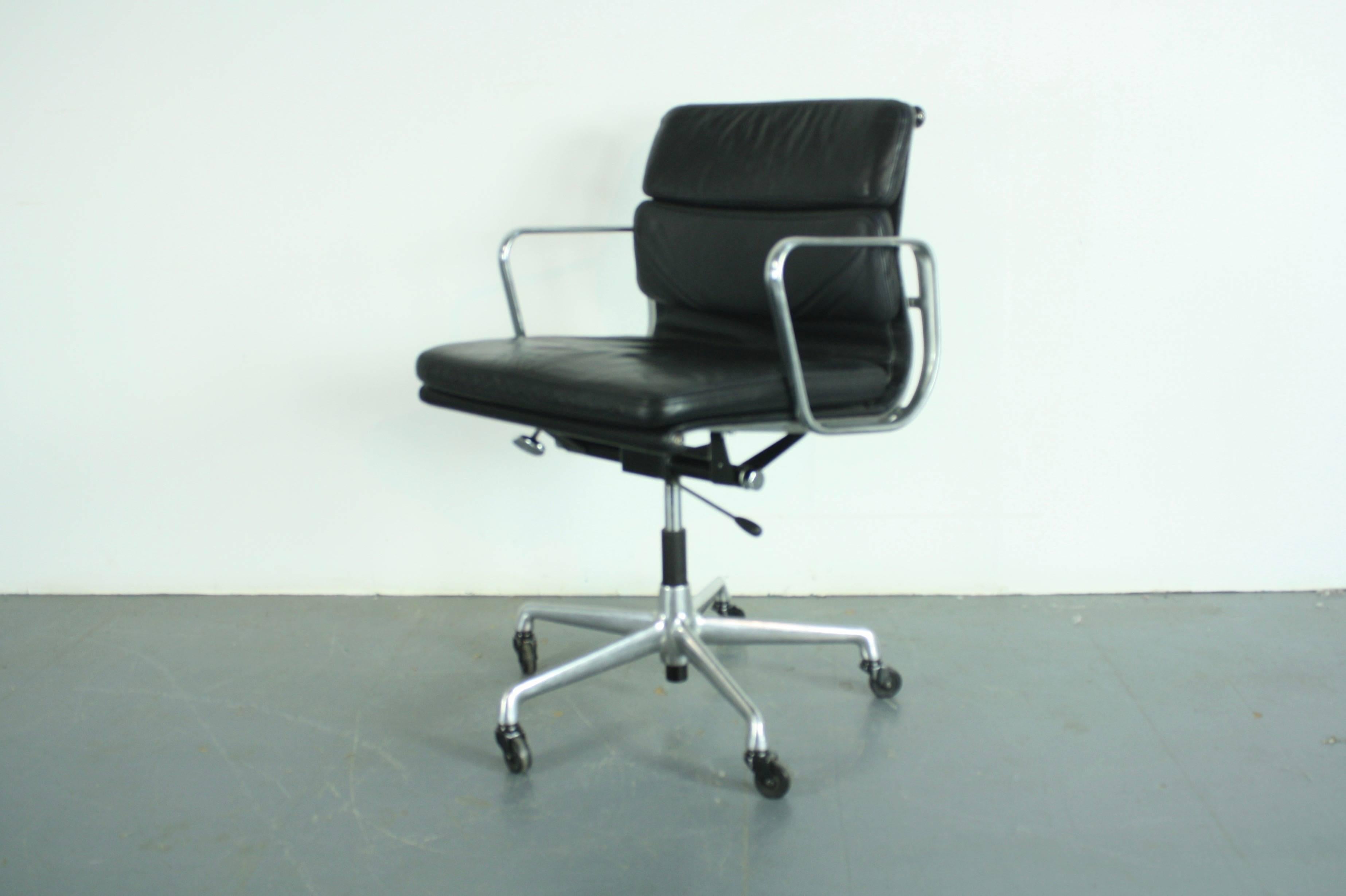 Vintage Black Leather Soft Pad Aluminium Group Chair by Charles & Ray Eames In Good Condition For Sale In Lewes, East Sussex