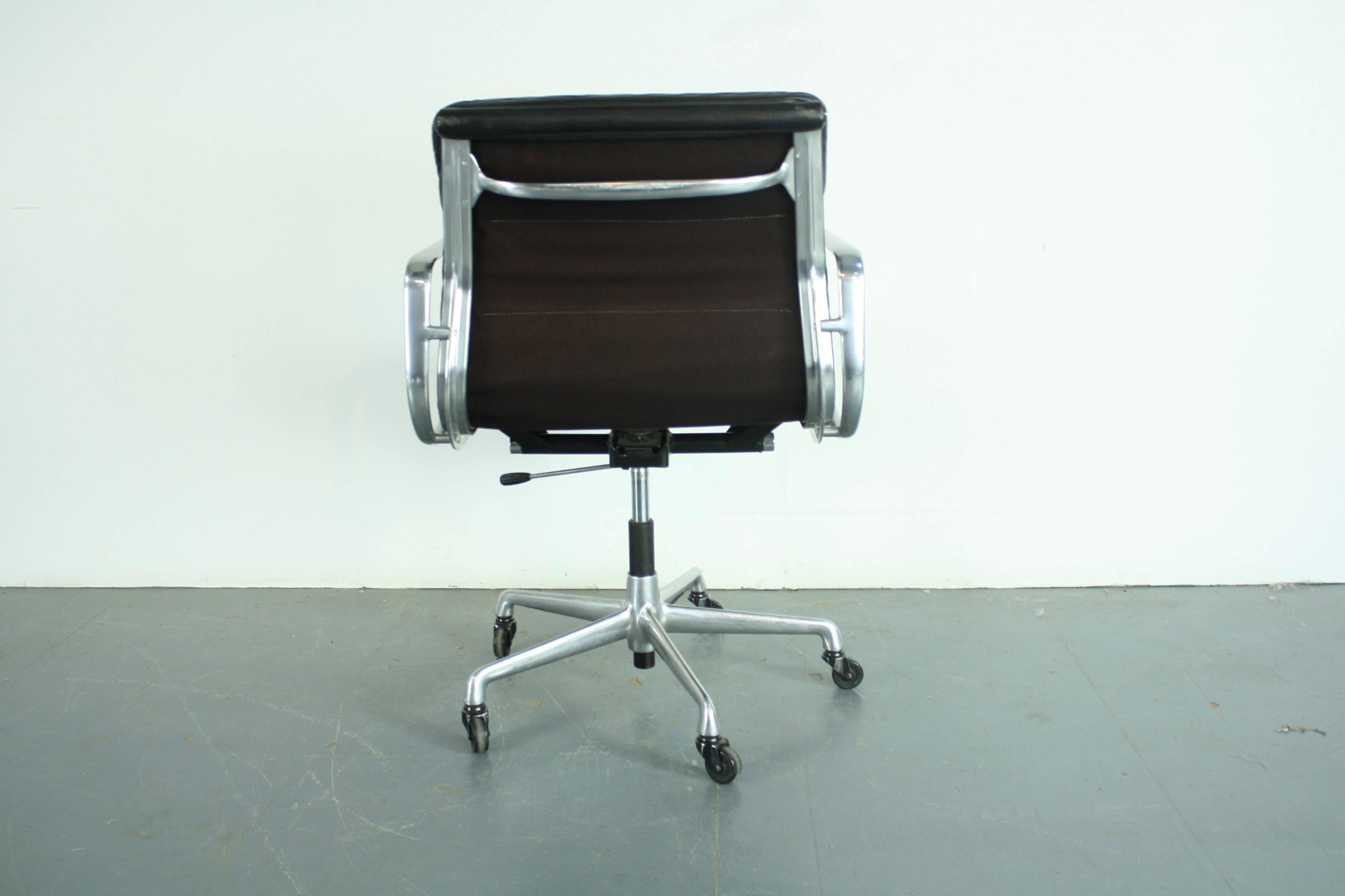 Aluminum Vintage Black Leather Soft Pad Aluminium Group Chair by Charles & Ray Eames For Sale