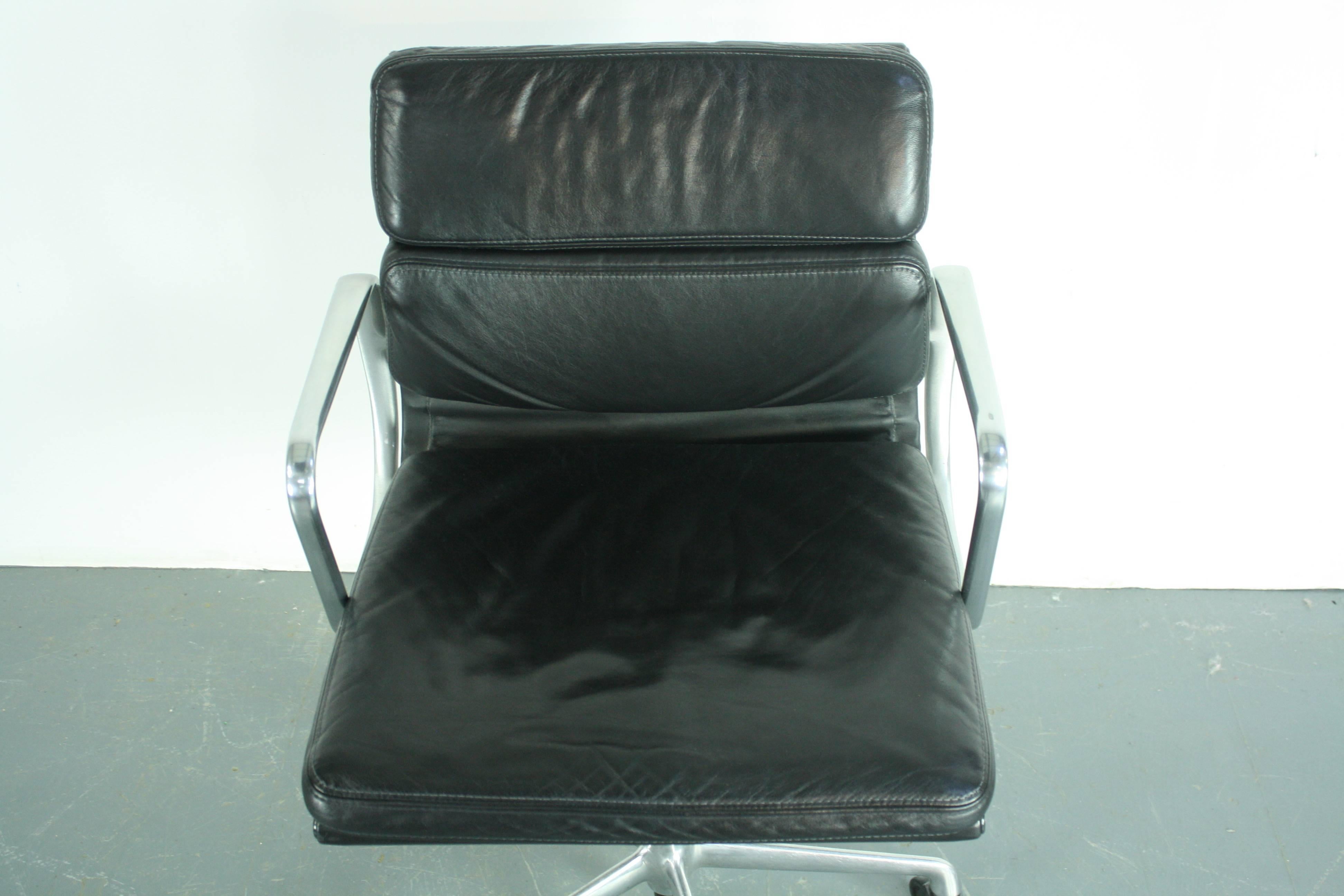 Vintage Black Leather Soft Pad Aluminium Group Chair by Charles & Ray Eames For Sale 1