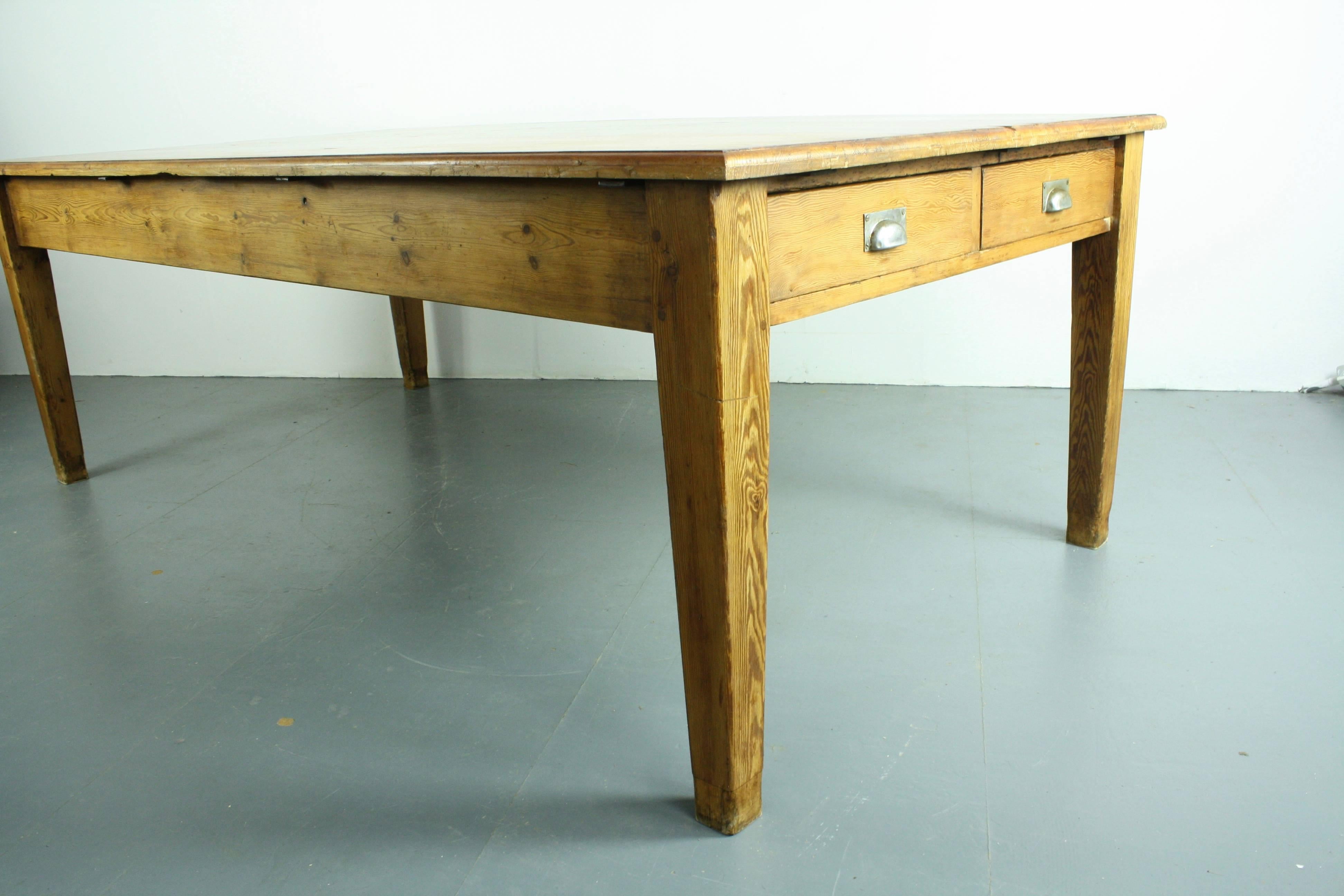 Large Italian Pine Prep Kitchen Table In Good Condition For Sale In Lewes, East Sussex