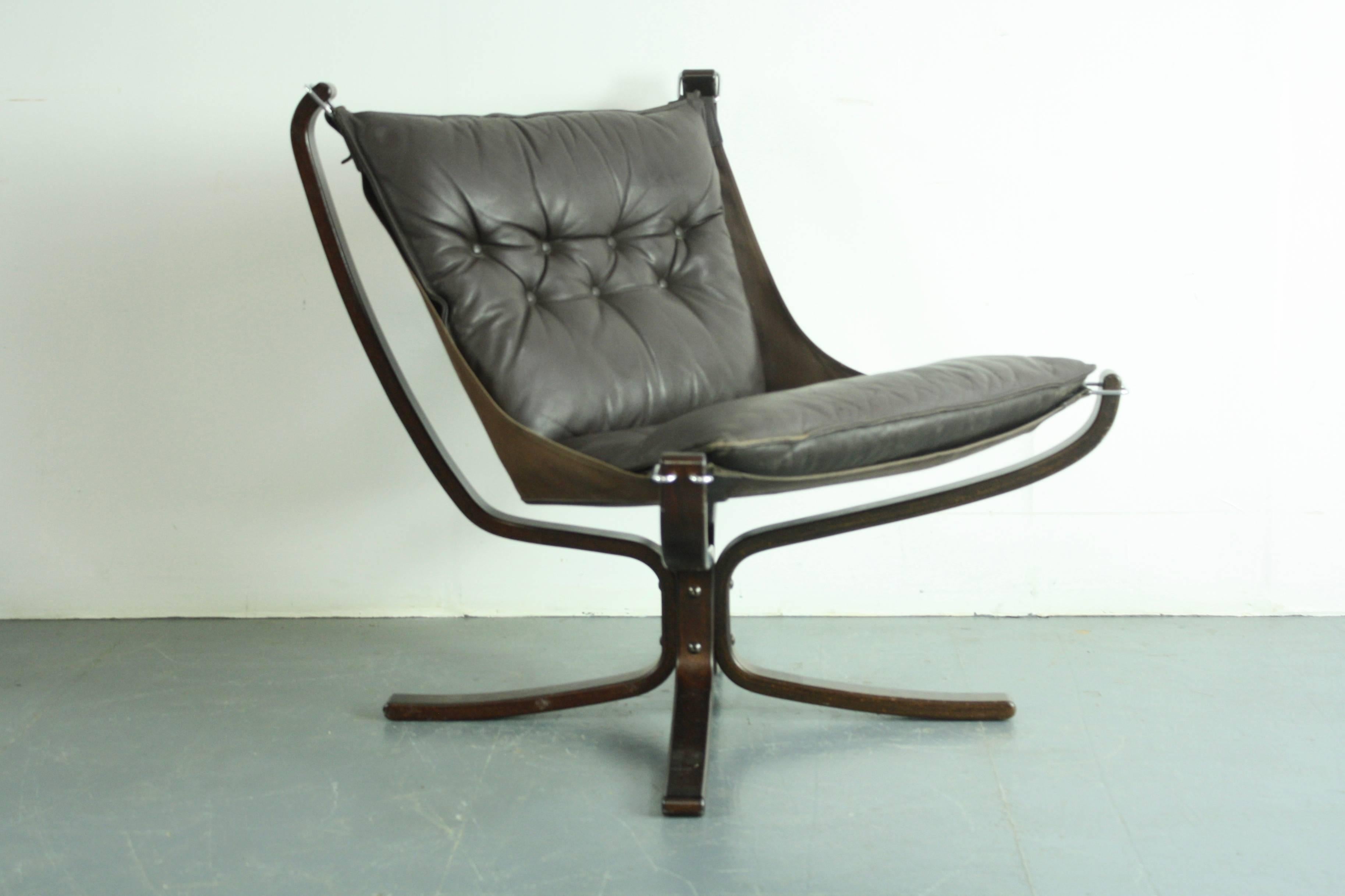 Lovely low back brown leather Falcon chair designed by the Norwegian designer, Sigurd Resell, in the 1970s. With rosewood base which is an X-shape. 

In good vintage condition. The leather is in good condition for its age with no rips or tears -