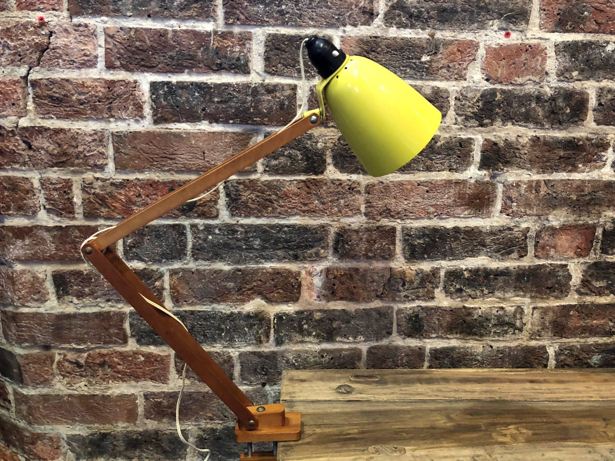 Vintage Maclamp desk or table lamp in yellow with wooden arms on clamp.

In overall good vintage condition. Some scuffs and marks, commensurate with age.

A gorgeous and rare lamp.