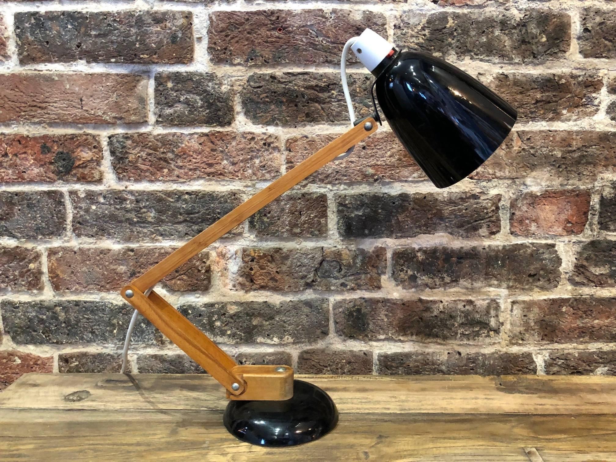 Vintage Maclamp desk or table lamp in black with much sought-after wooden arms. With original bulbholder and flex.

Designed by Terence Conran for Habitat in the 1950s, this lamp is an icon of the 1950-1960s period.

In overall good vintage