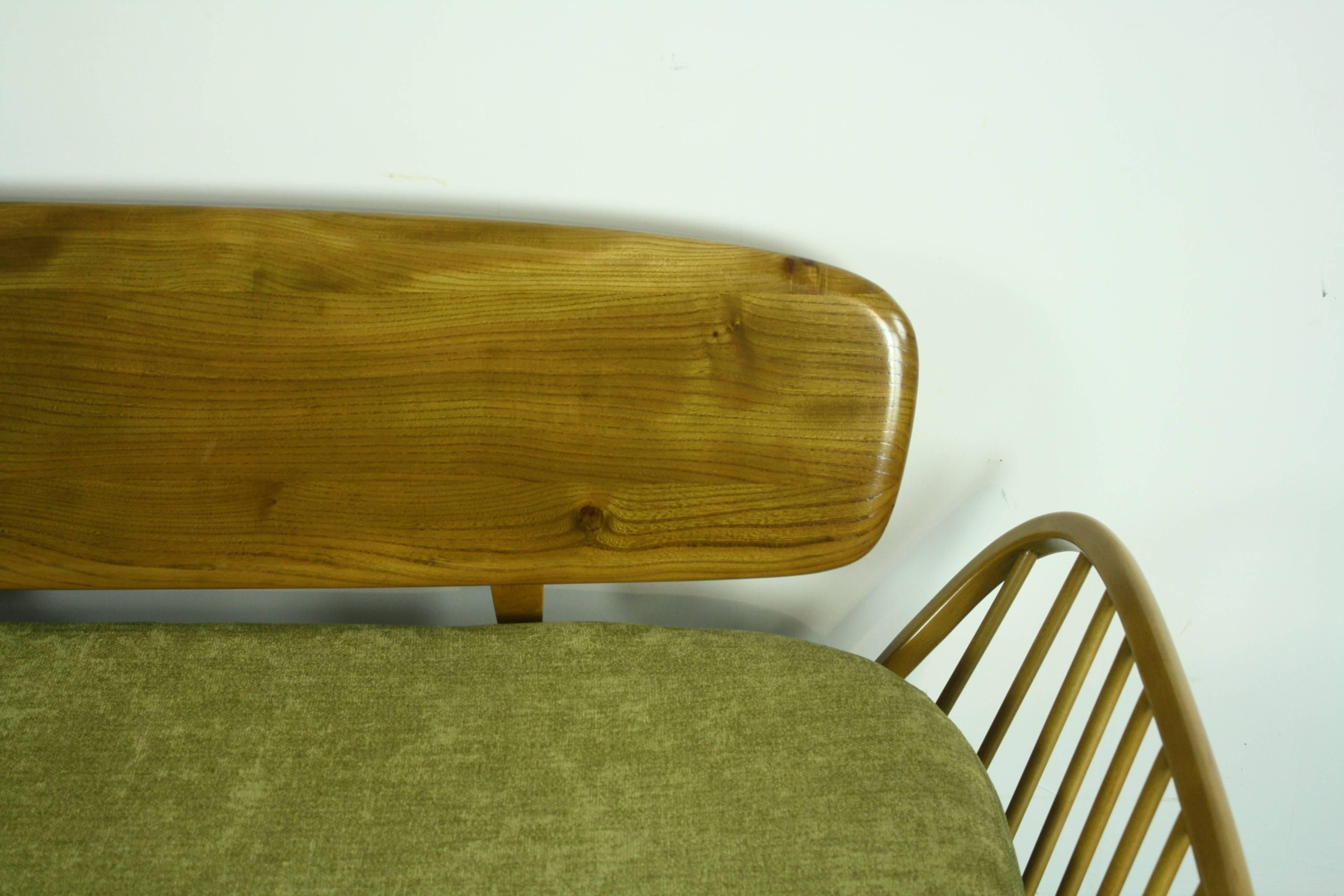Vintage Ercol 355 Studio Couch Sofa Bed in Beech with Green Upholstery In Good Condition In Lewes, East Sussex