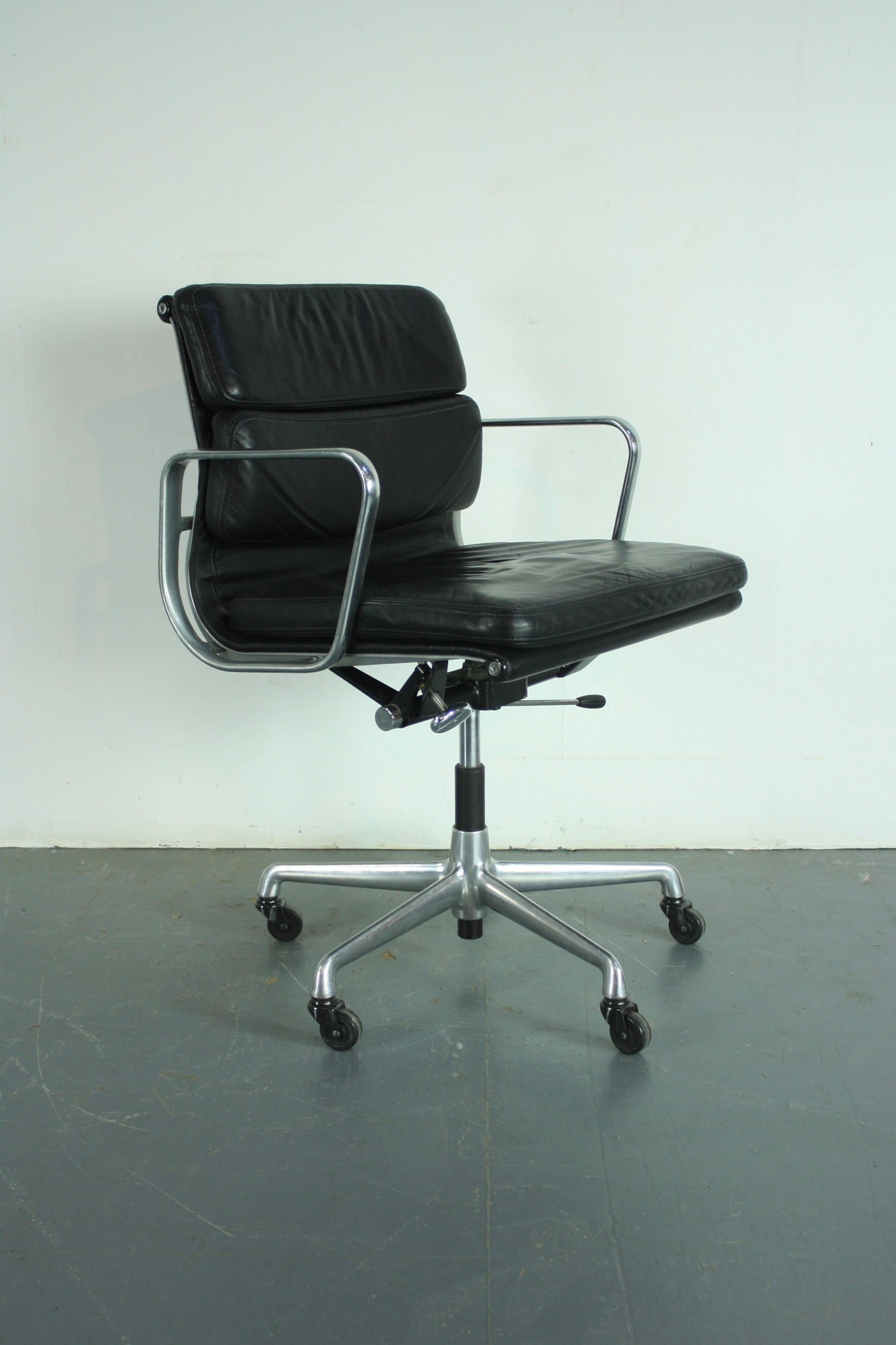 Beautiful vintage black leather soft pad Aluminium Group chair designed by Charles and Ray Eames for Herman Miller in the 1960s. This one was made in the 1980s.

In good vintage condition. There is some age-related wear to the leather but nothing