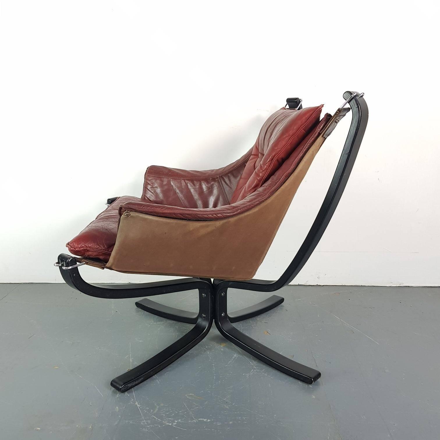 Low Back Winged Chestnut Brown Leather Falcon Chair Designed by Sigurd Resell In Good Condition For Sale In Lewes, East Sussex