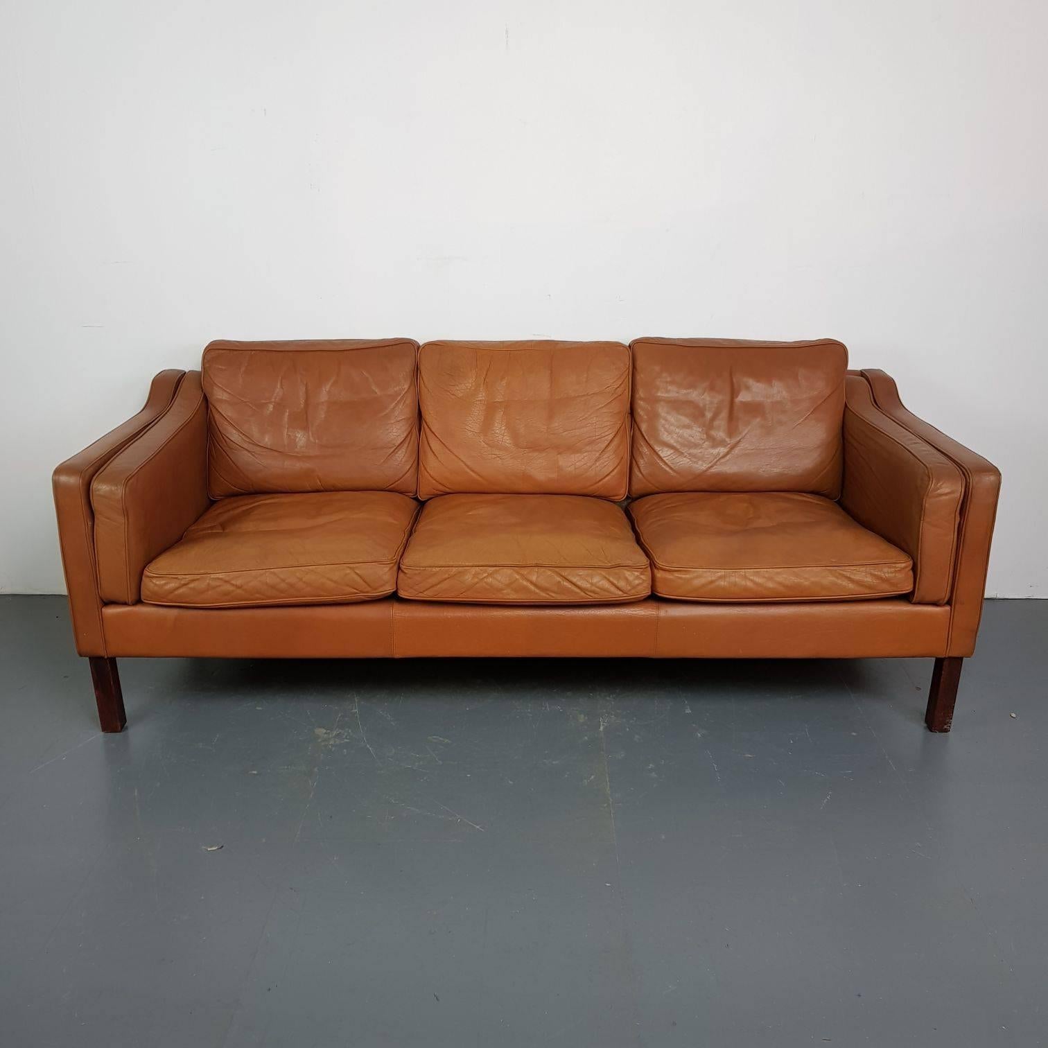 Lovely camel / tan brown leather Mogensen style 1970s three-seat Danish sofa.

Detachable seat cushions. Beech legs.

Width: 193cm

Height: 75cm

Depth: 79cm

Seat height: 44cm.

In good vintage condition; some age-related wear, but nothing