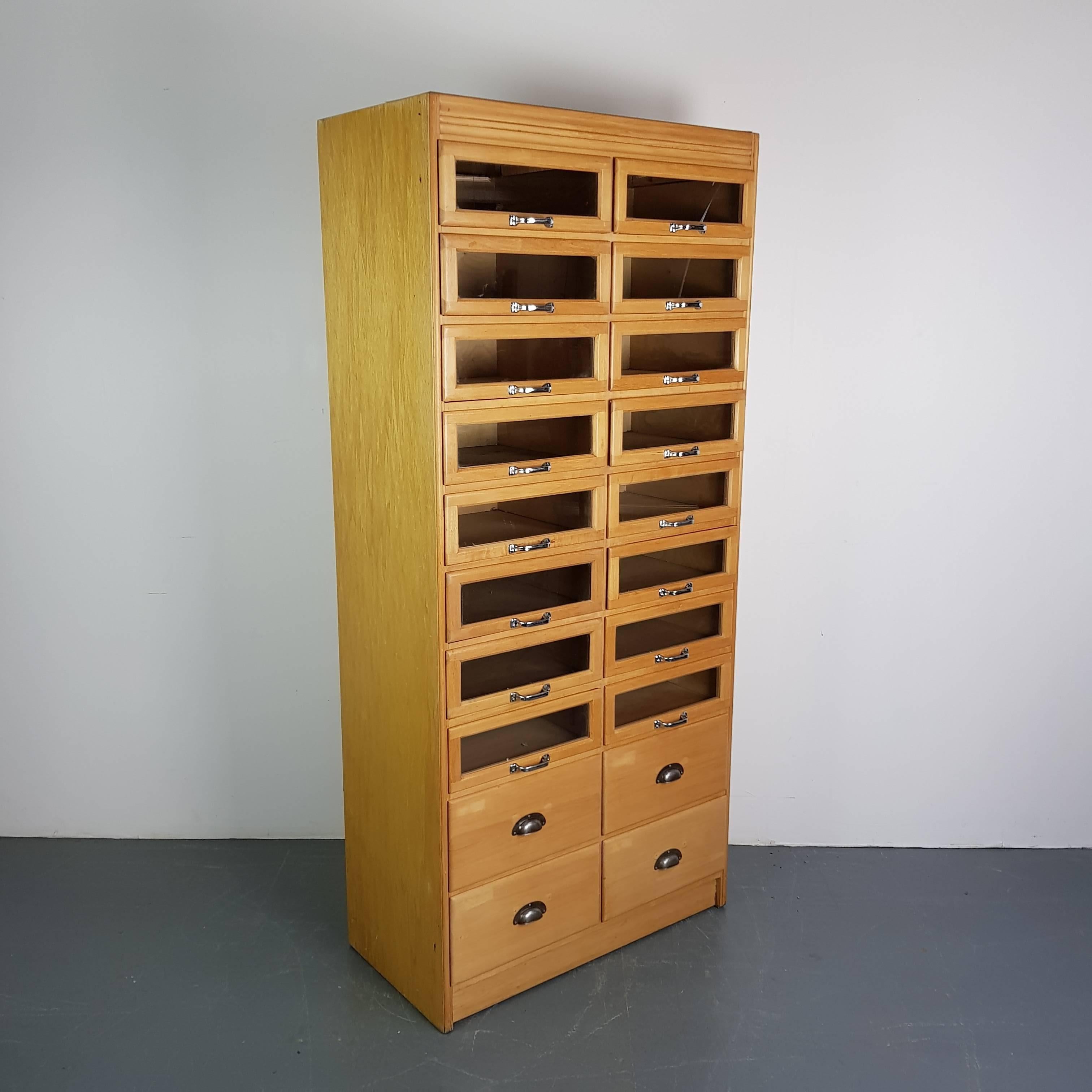 Lovely blonde wood vintage 20 drawer haberdashery shop cabinet from the first half of the last century.

In good vintage condition.  Some scuffs here and there, commensurate with age, but no specific wear to mention. Please bear in mind this has