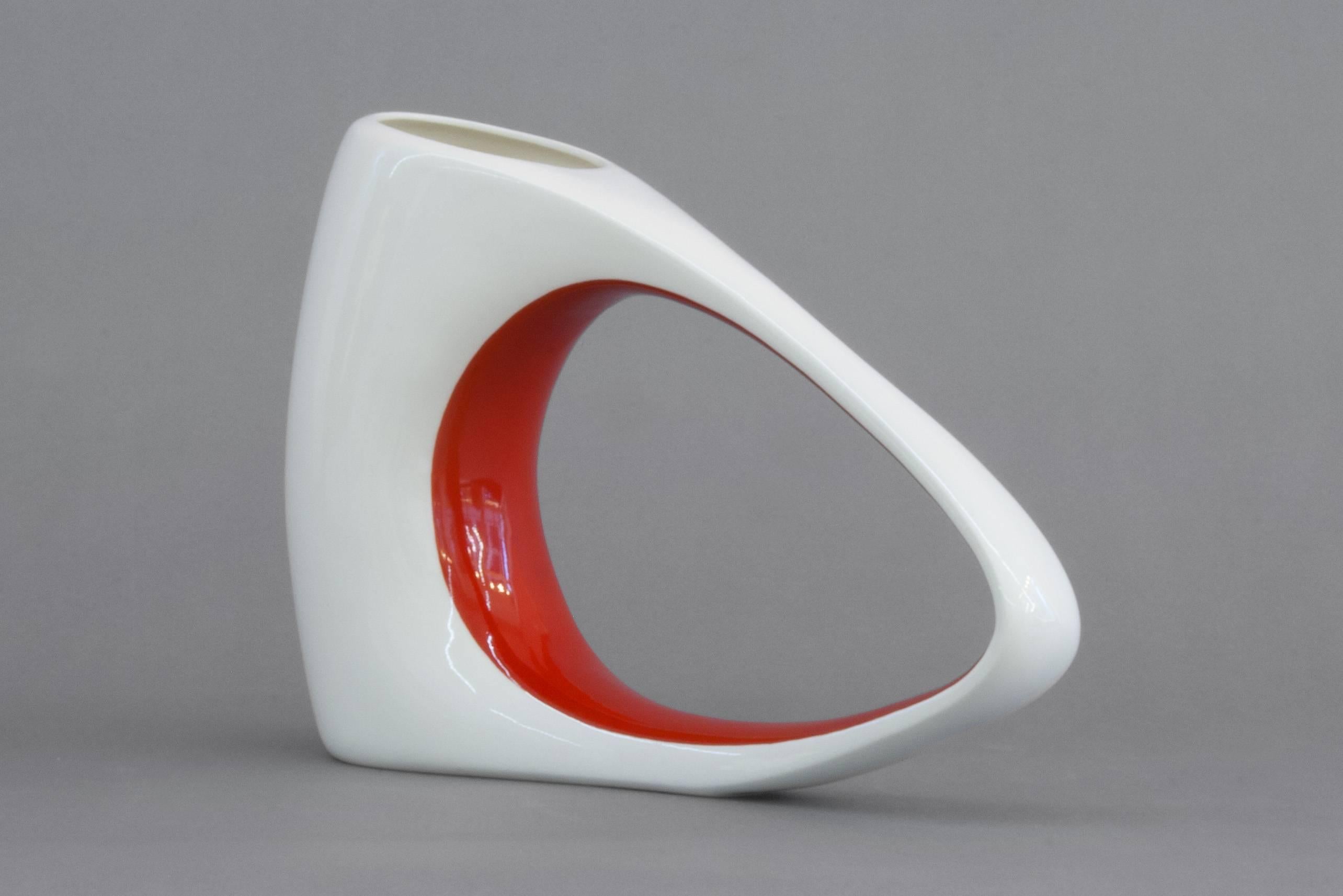 Sils, Porcelain Vase with Red Enamel by Philippe Cramer In Excellent Condition For Sale In Geneva, CH