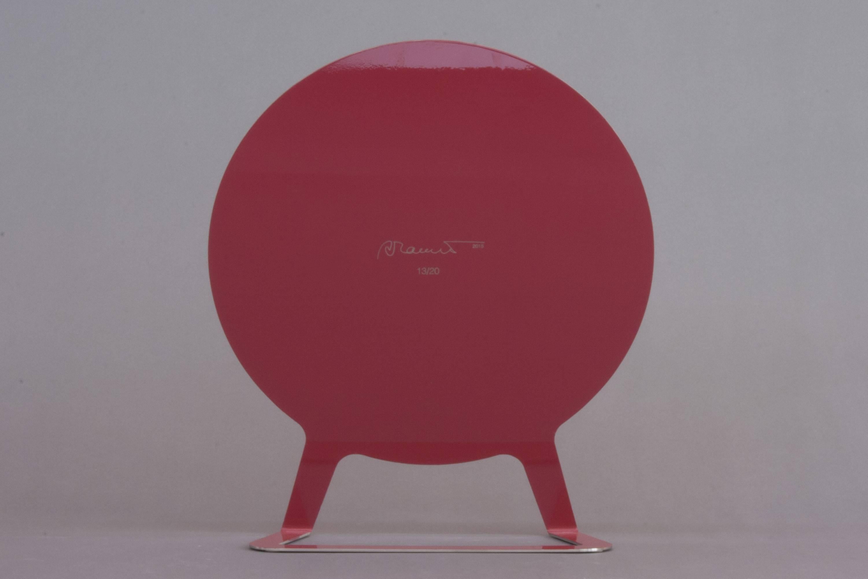 Gong
Polished steel mirror with raspberry lacquered back.
Part of a small edition of 20 pieces, each one with a different color on the back.
Signed, dated and numbered.
This one N° 13/20.