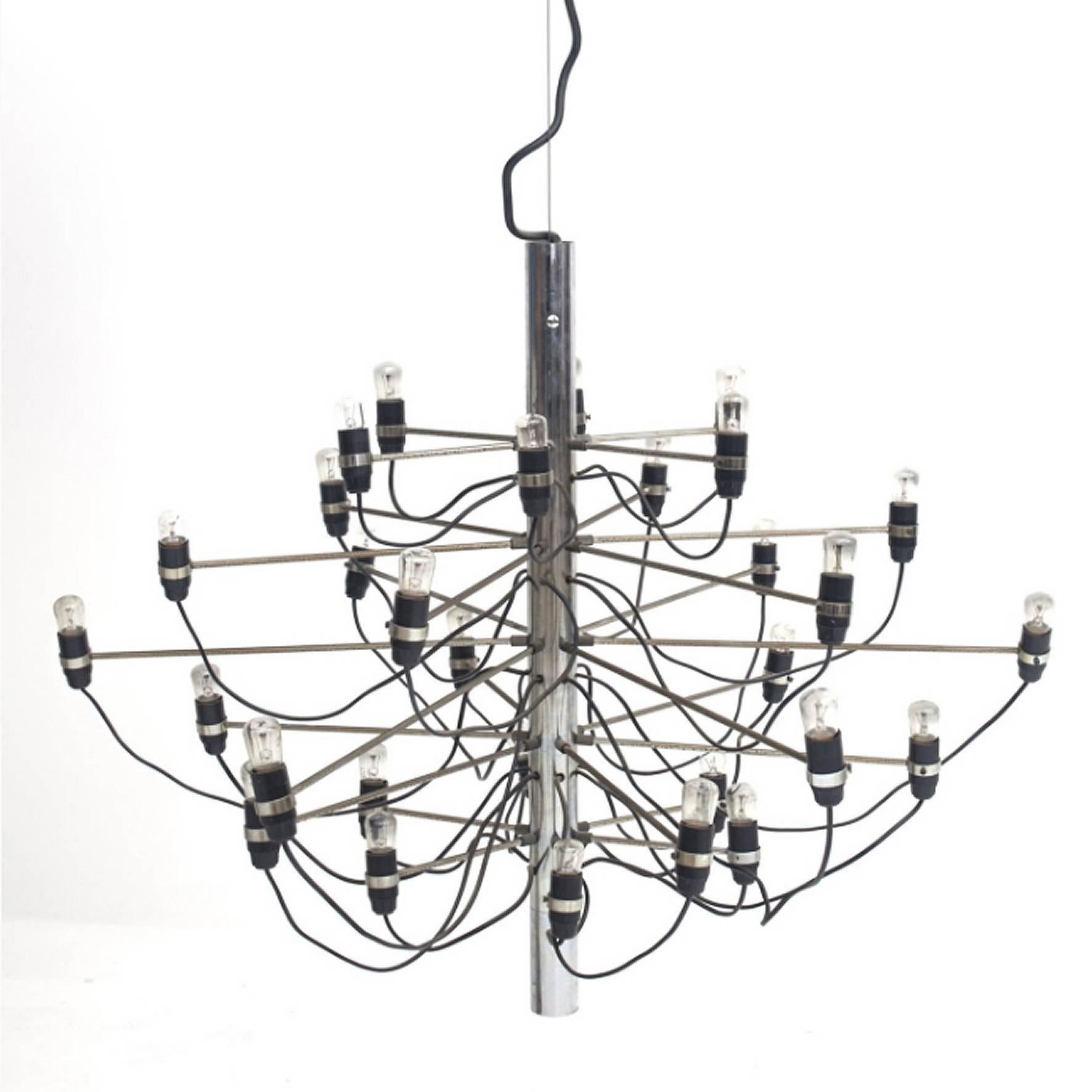 A cylinder shape plated metal chandelier, the central stem issuing thirty arms each supporting a light bulb.
Manufacturer’s label « AL Milano Arteluce ». 
Original edition.

