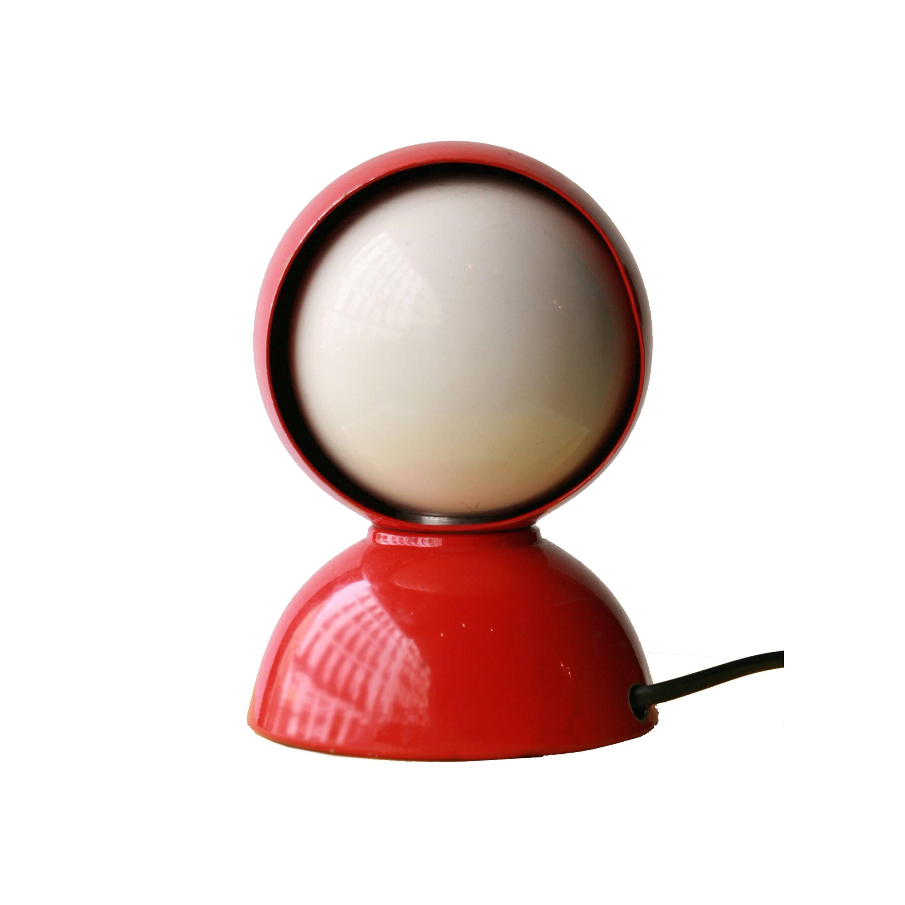 Table lamp. Eclipse model. Designed by Vico Magistretti (1920-2006). Made of red laquered steel with white laquered spinning interior.


