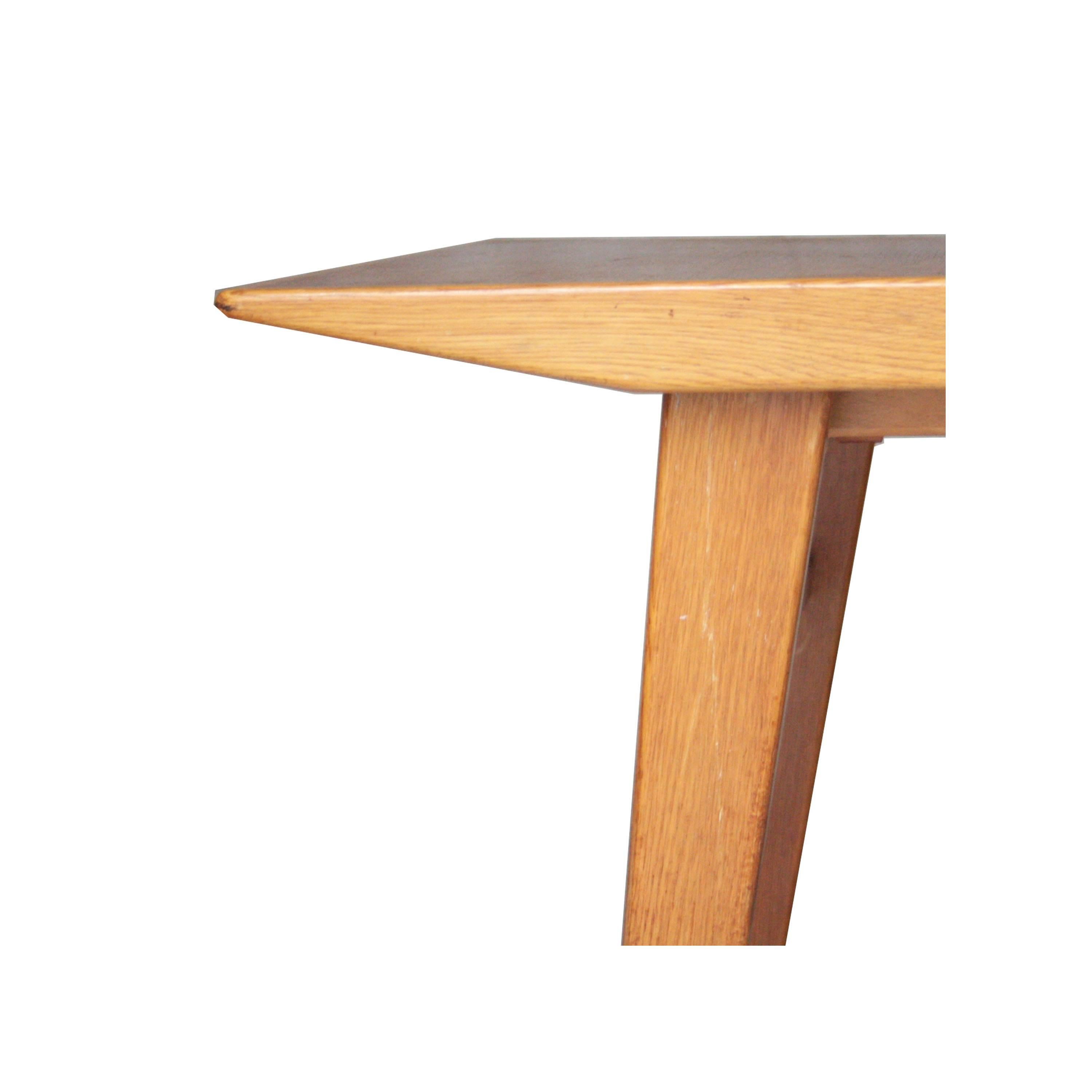 Extendable dining table with structure in teak wood, with legs and details made in oak.