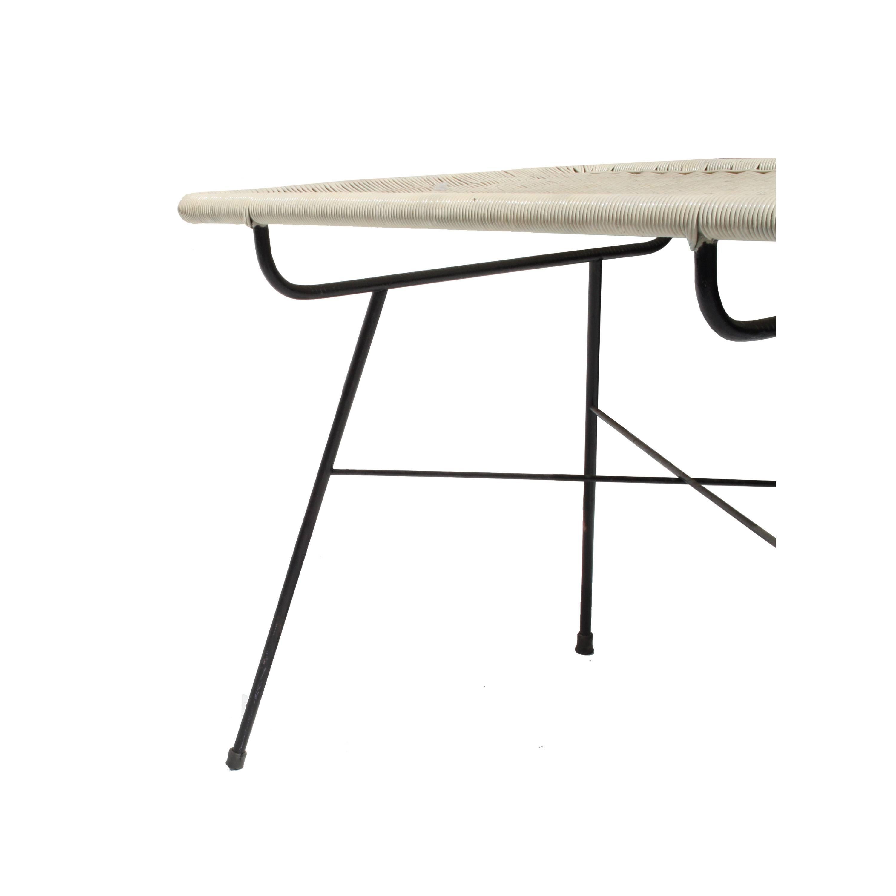 Midcentury Black White Metal Synthetic Fiber Italian Side Auxiliar Table, 1960 In Good Condition In Madrid, ES