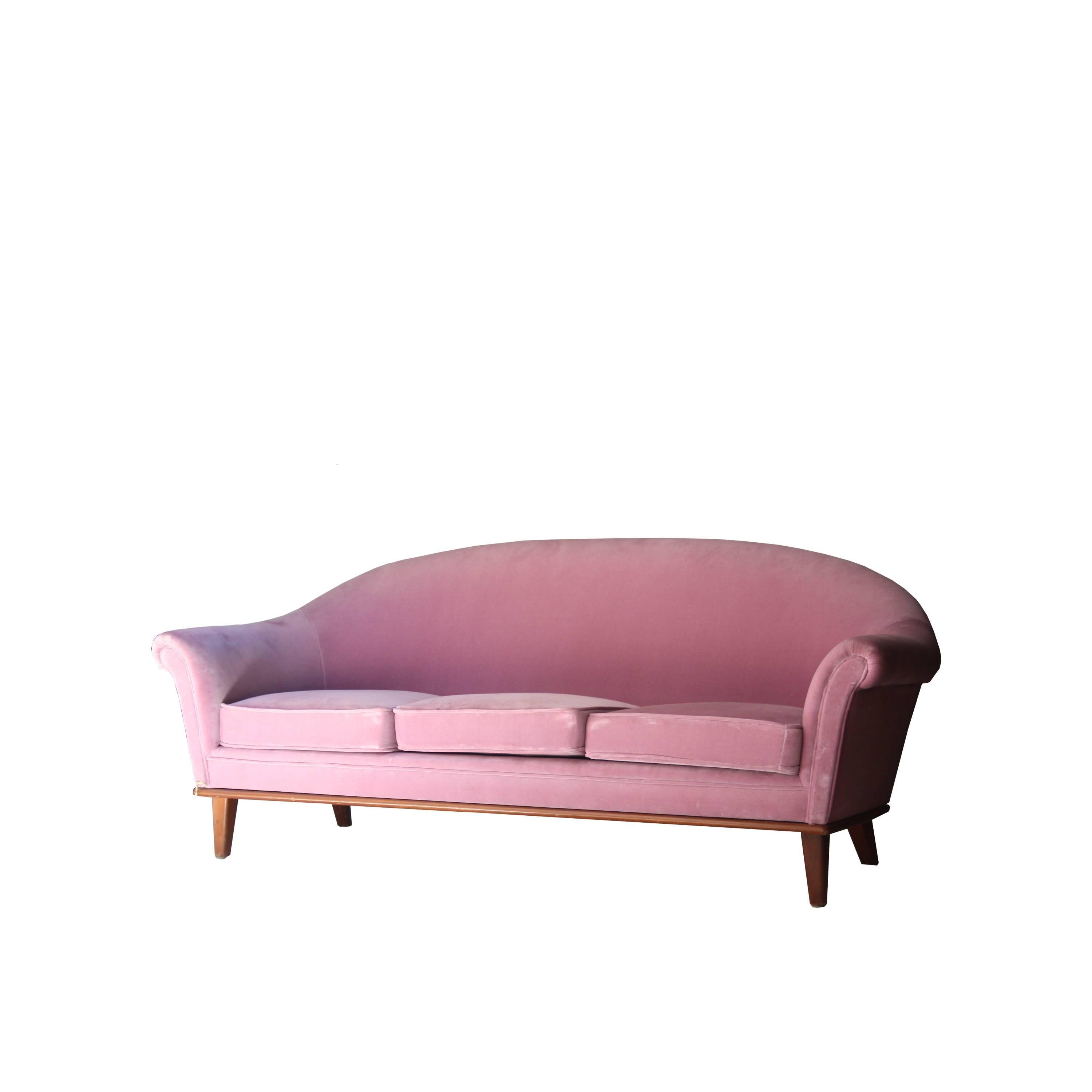 Three-seat sofa with structure in solid wood, upholstered in pink cotton velvet.