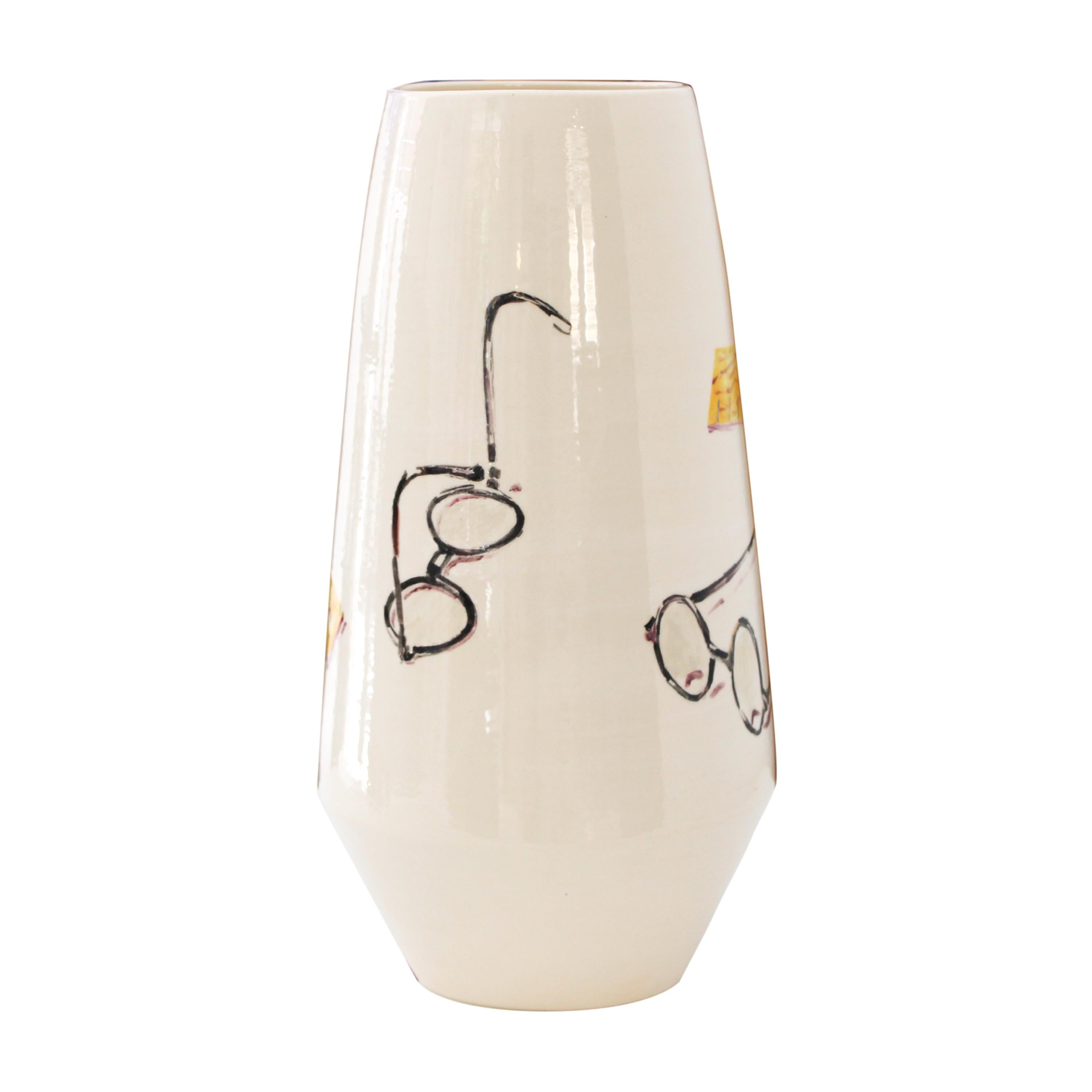 Questo pezzo unico in ceramica fa parte del The Table Project, un'iniziativa di collaborazione sviluppata in Spagna nel 2024. Originariamente progettata da Isidro Blasco, l'opera è stata reinterpretata da Teresa Moro, un'artista madrilena nota per