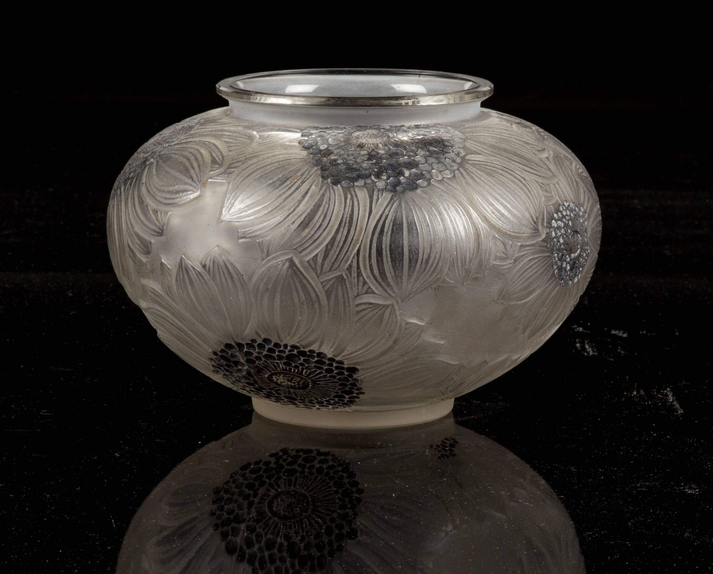 René Lalique vase dahlias.
Frosted and enameled large flower heads decorated glass.
Signed in the mold,
'Dahlias', design 1923.
Frosted glass, and black enamel.
Model created in 1923.
Measures: 12.5 cm high by 17.5 cm.
Moulded 'R.