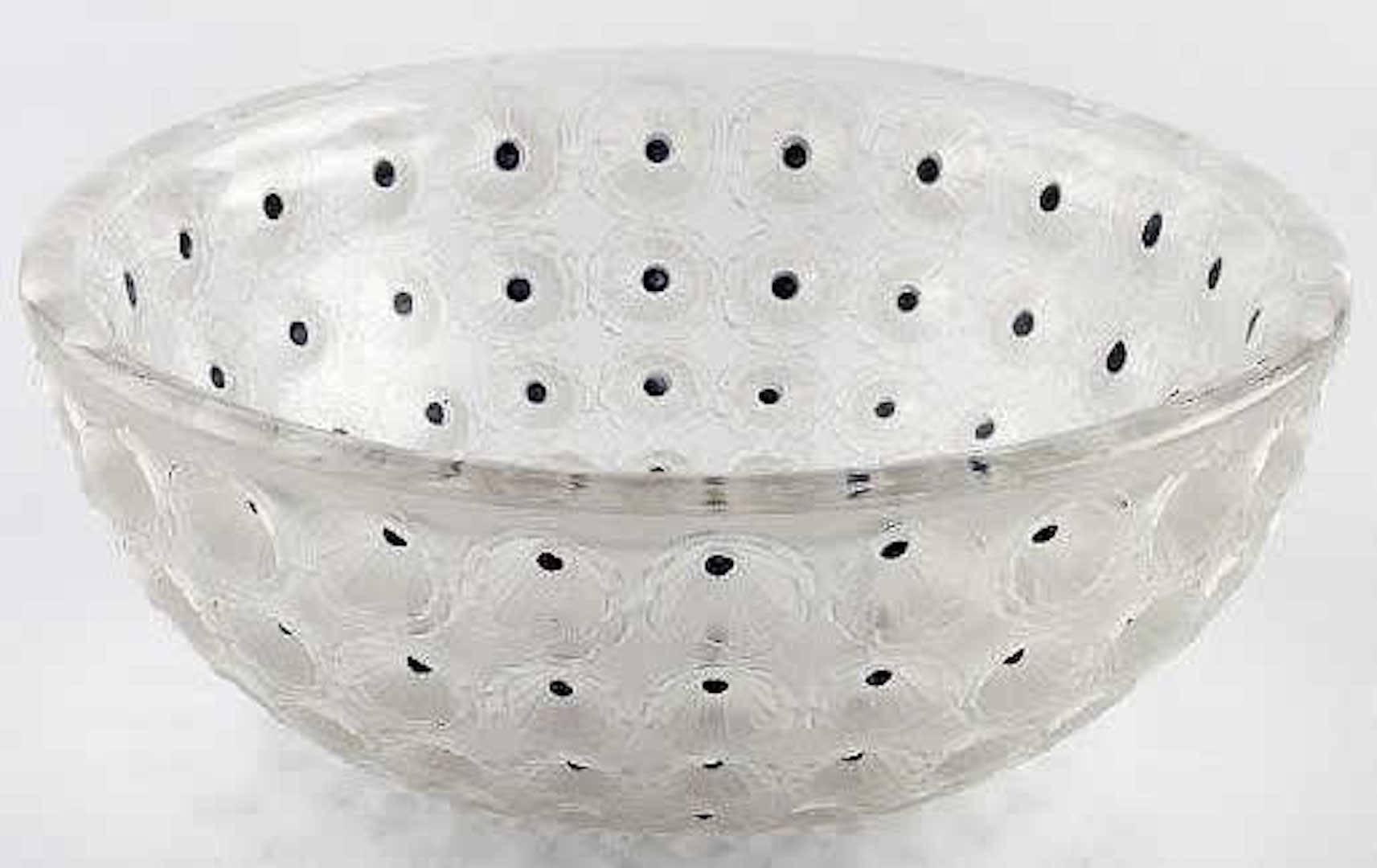 Lalique bowl Nemours: 25.2 cm wide frosted and enamel highlighted thick glass
Model created 11 Janvier 1929, this one is after 1951 designed in 1929 by René Lalique in clear glass, the Nemours bowl is a magnified evocation of the poppy flower of