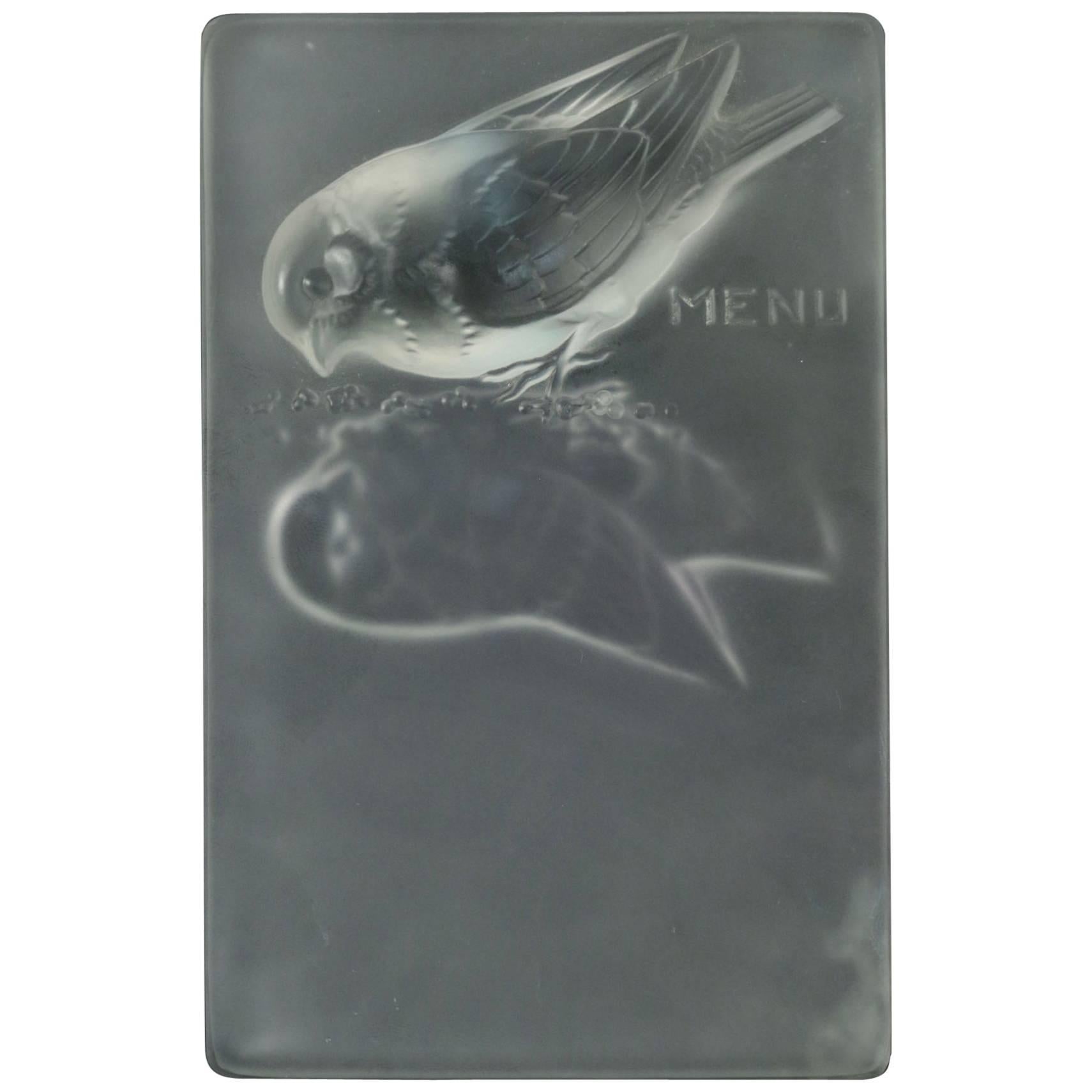 René Lalique Menu Moineau
Molded pressed glass: wide plaque form with two birds molded in the glass Lalique Menu Board
Menu “Moineau”. Épreuve de tirage industriel réalisée
en verre blanc moulé-pressé et dépoli-satiné.
Signed R. Lalique France