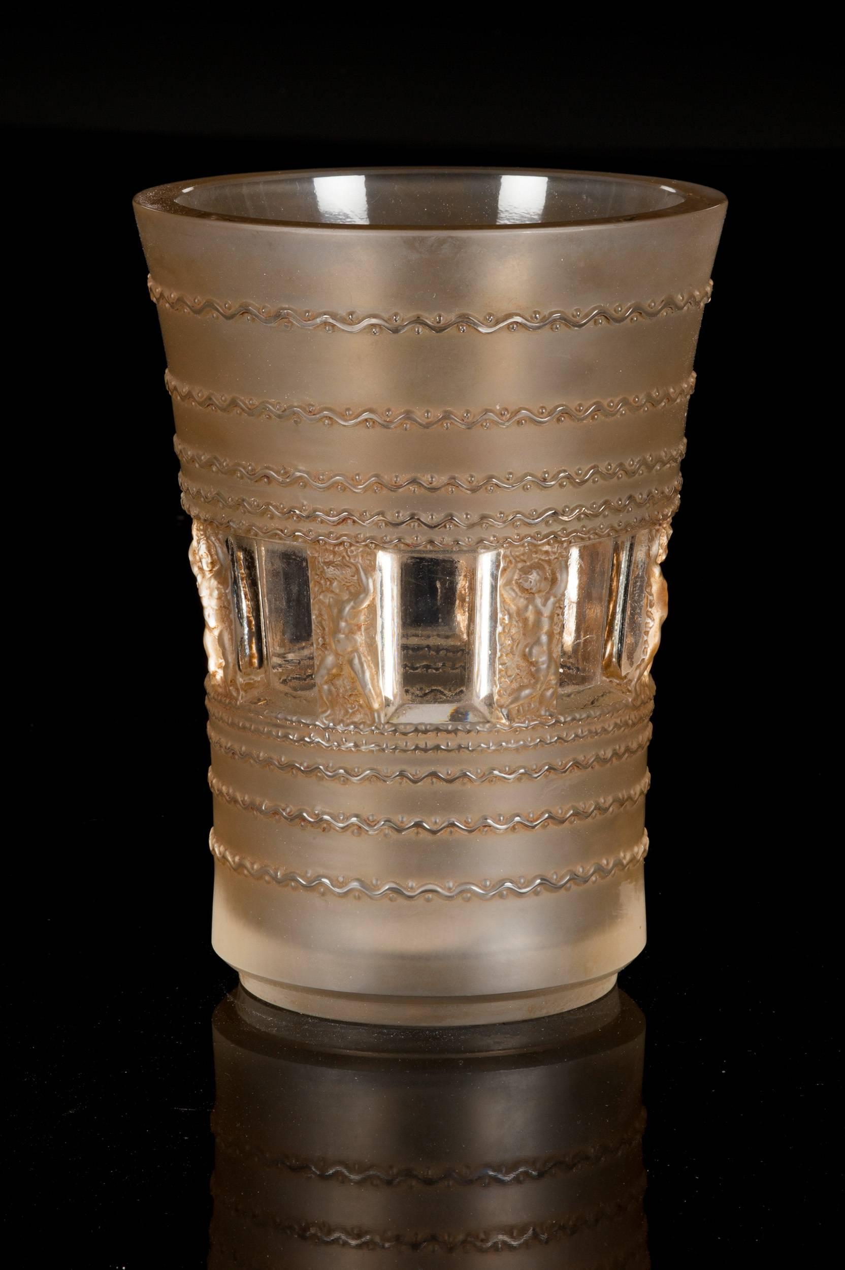 Florence vase.
Frosted and polished glass, highlighted with sepia staining designed on 28 April 1937, partially frosted clear glass with sepia patina,
sandblasted signature R. Lalique, France.
Measure: Height 20 cm.

Literature: F. Marcilhac,