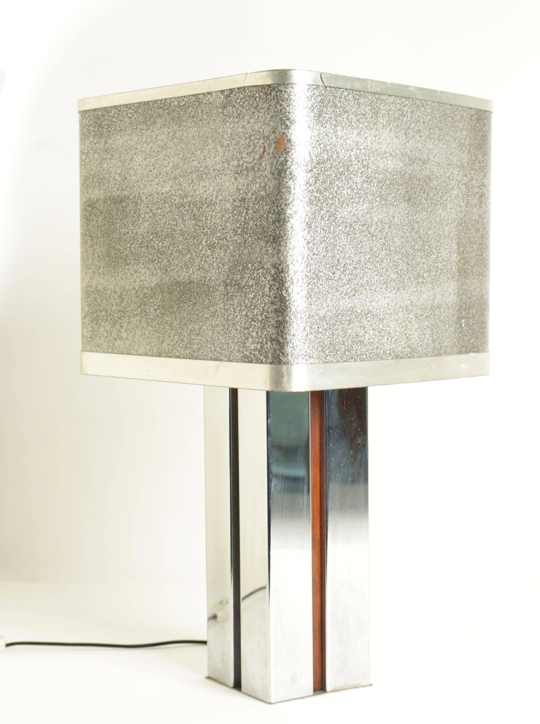 Aluminum desk lamp with square section.